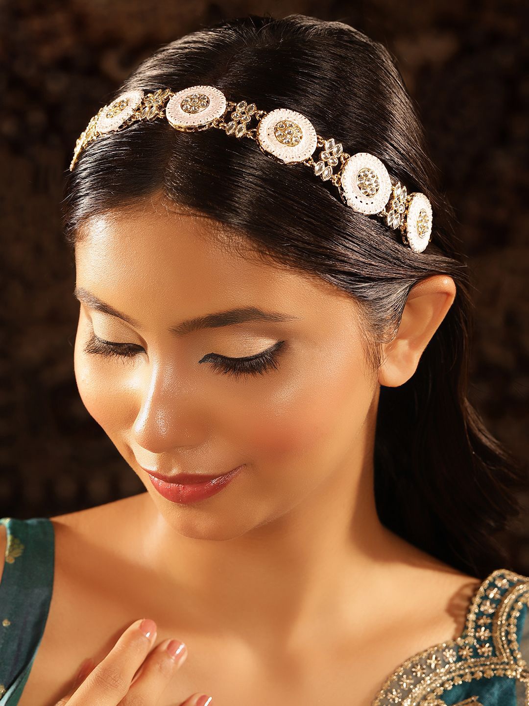 

Priyaasi Gold-Plated Kundan Studded Maang Tikka Head Jewellery