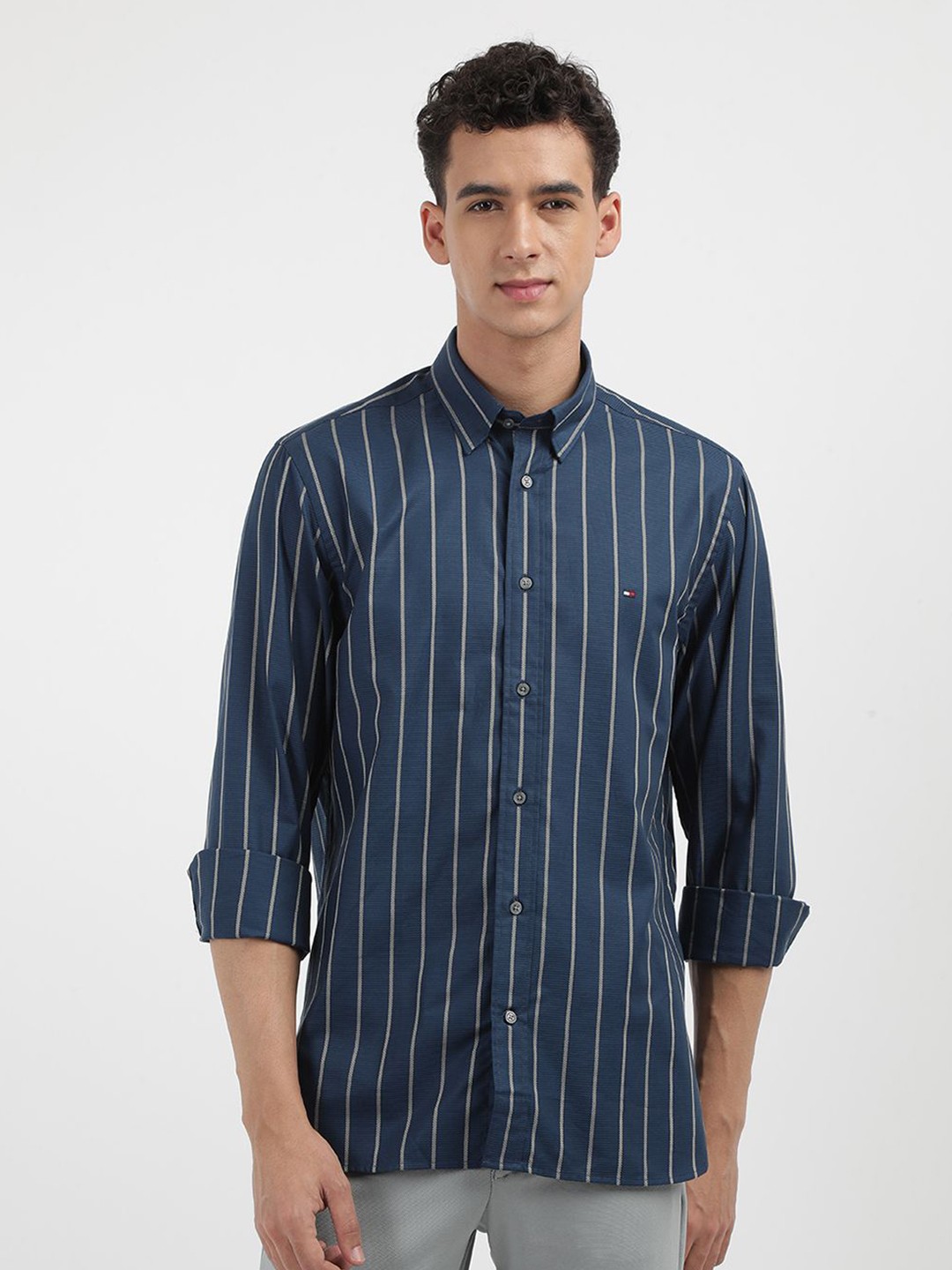 

Tommy Hilfiger Men Spread Collar Striped Cotton Casual Shirt, Blue