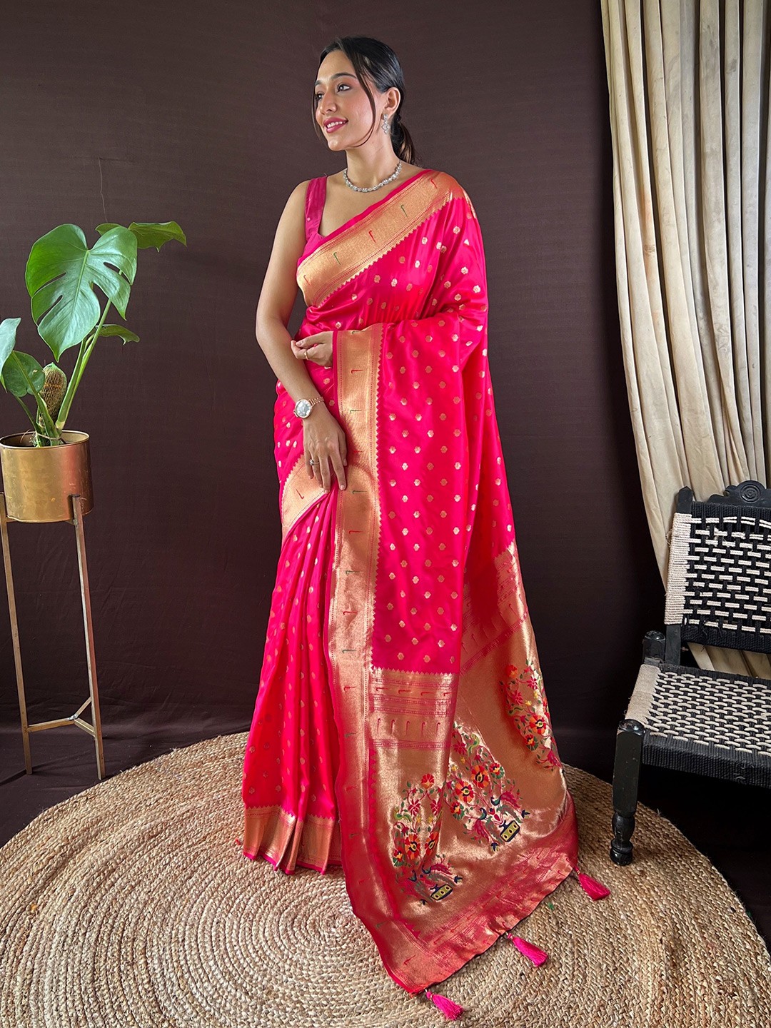 

HEER FASHION Women Woven Design Floral Printed Paithani Saree, Pink