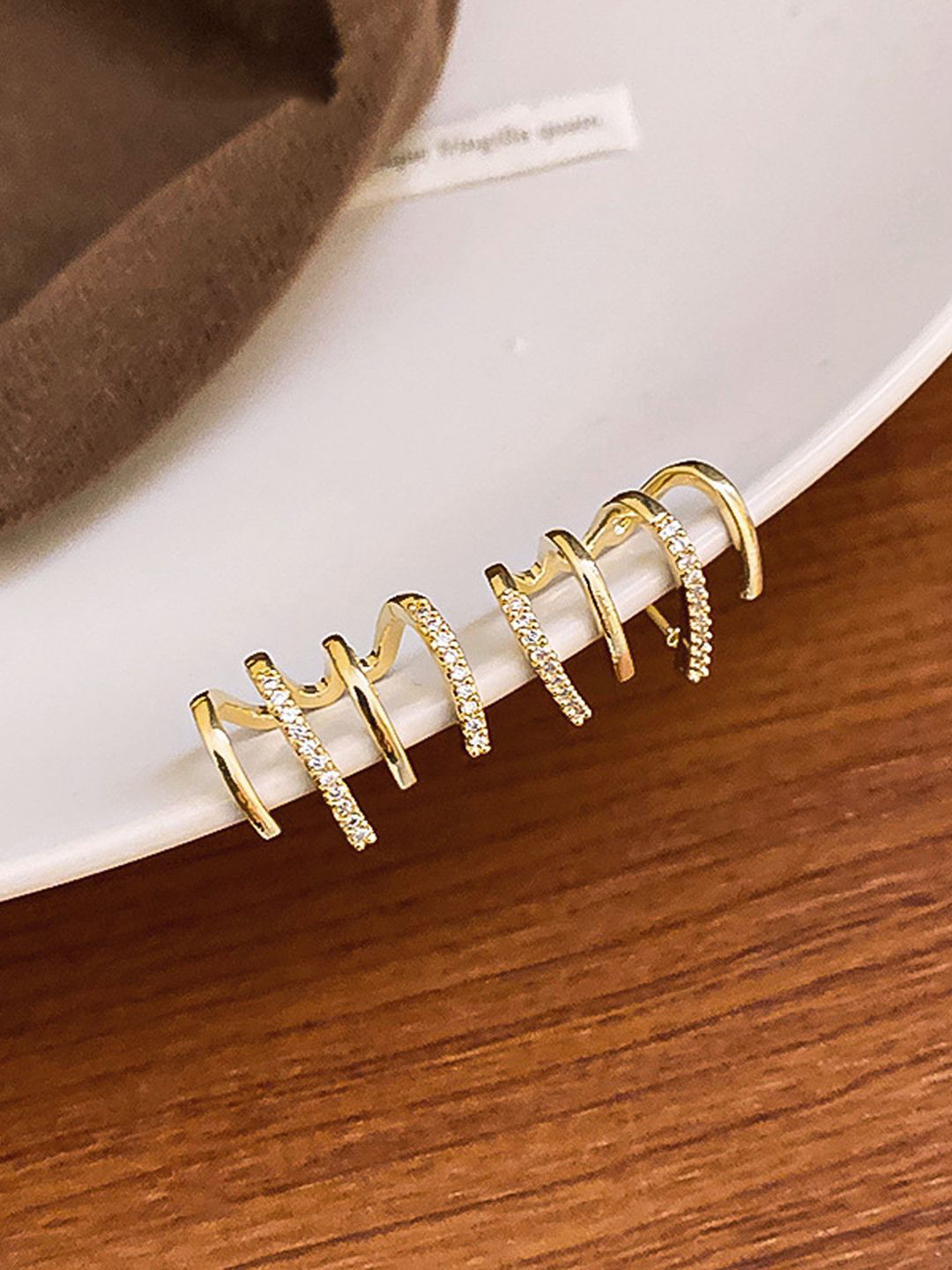 

FIMBUL Gold-Plated Stone Studded Claw-Shaped Antique Studs