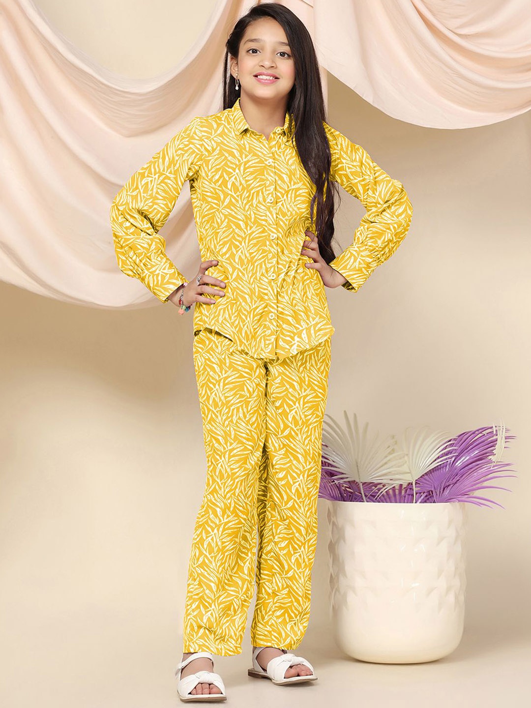 

FASHION DREAM Girls Printed Shirt with Trousers, Yellow