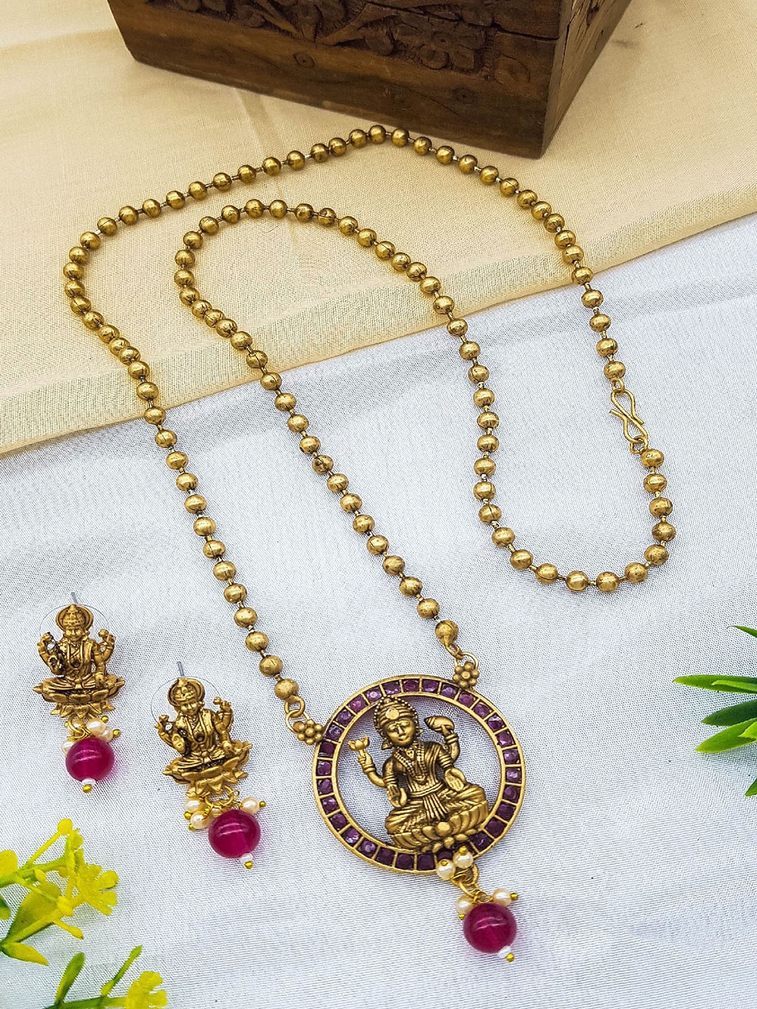 

GRIIHAM Gold-Plated Artificial Stones Studded Elegant Necklace and Earrings