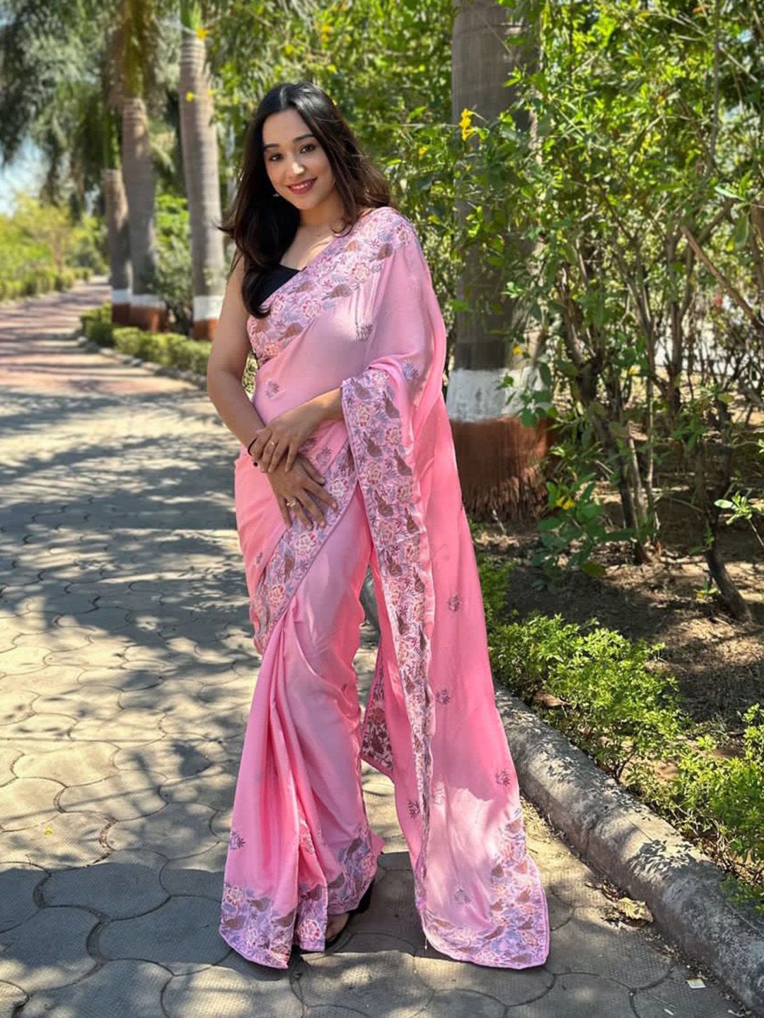 

elora Women Floral Printed Embroidered Saree Wih Embroidered Border, Pink