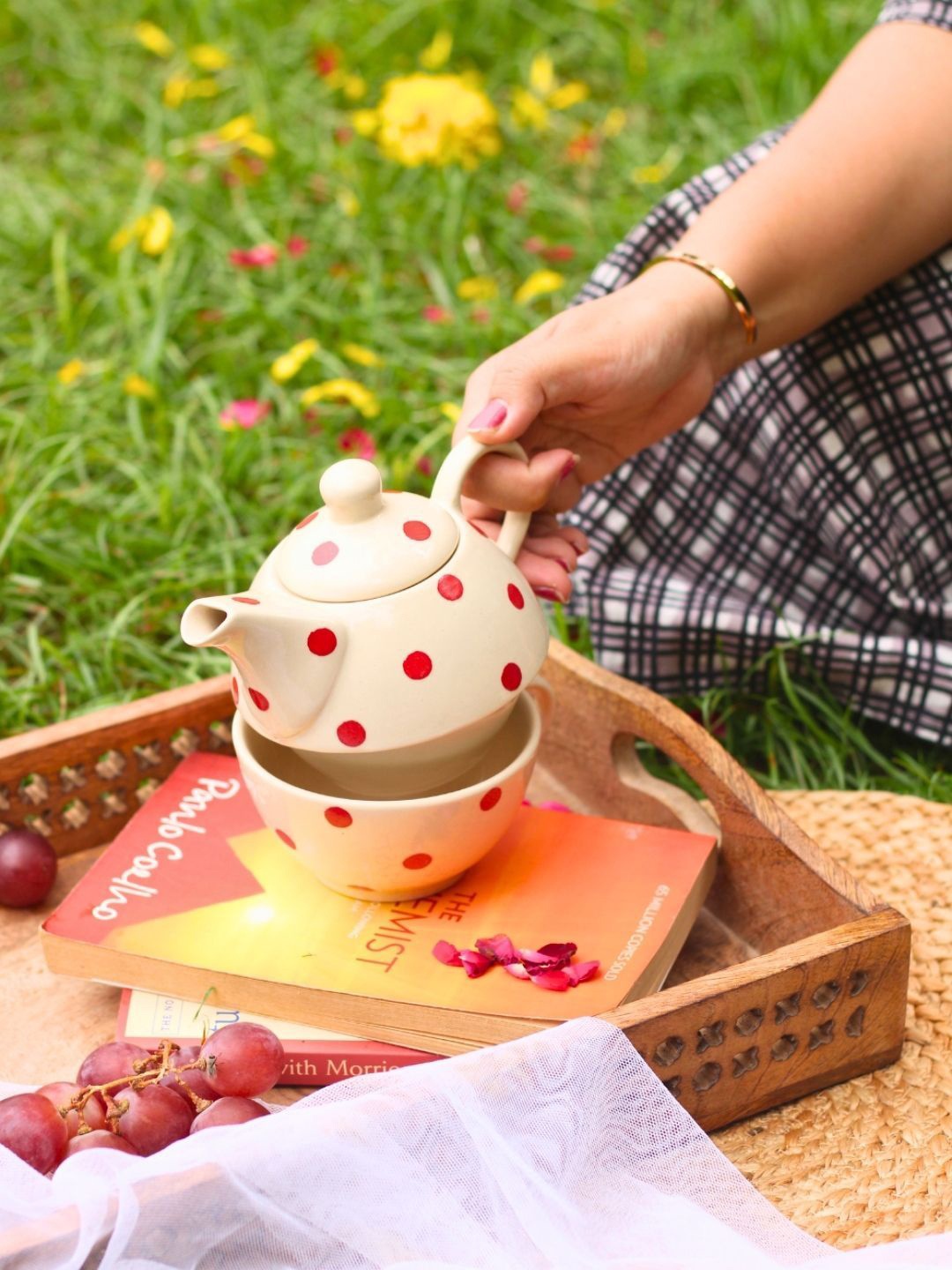 

WEAVING HOMES White & Red Printed Ceramic Kettle