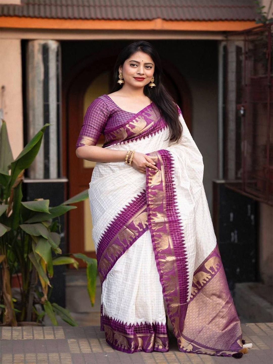 

SANJANA SILK Woven Design Zari Kanjeevaram Saree, White