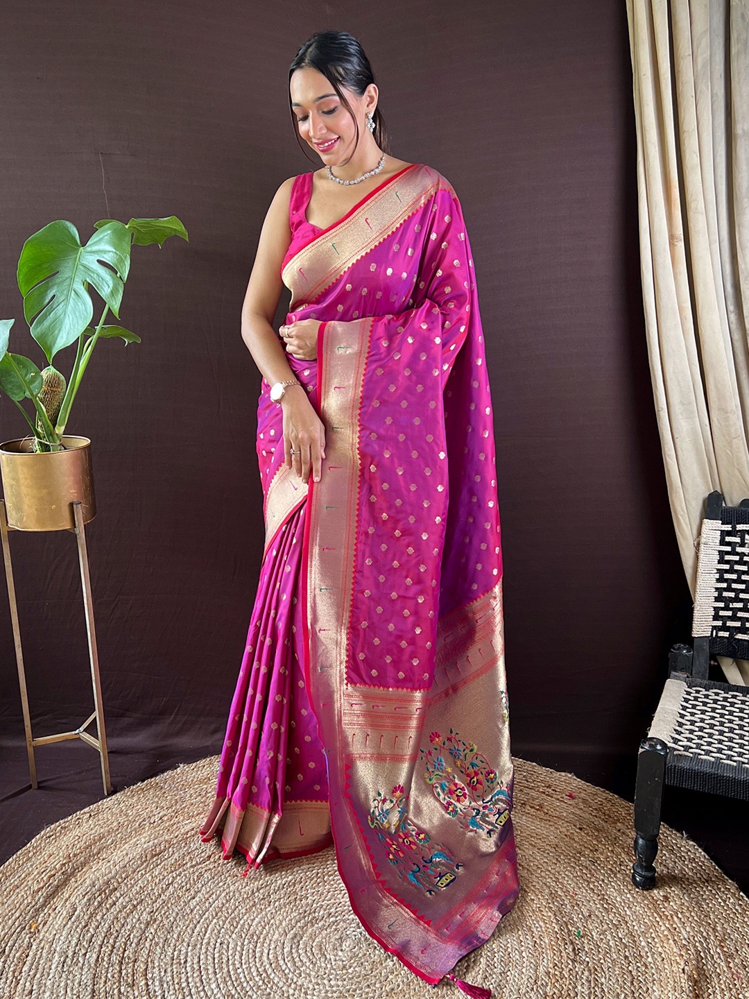 

HEER FASHION Floral Zari Paithani Saree, Magenta