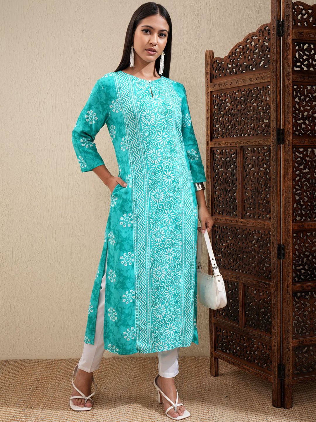 

Vishudh Green Floral Printed Keyhole Neck Straight Kurta