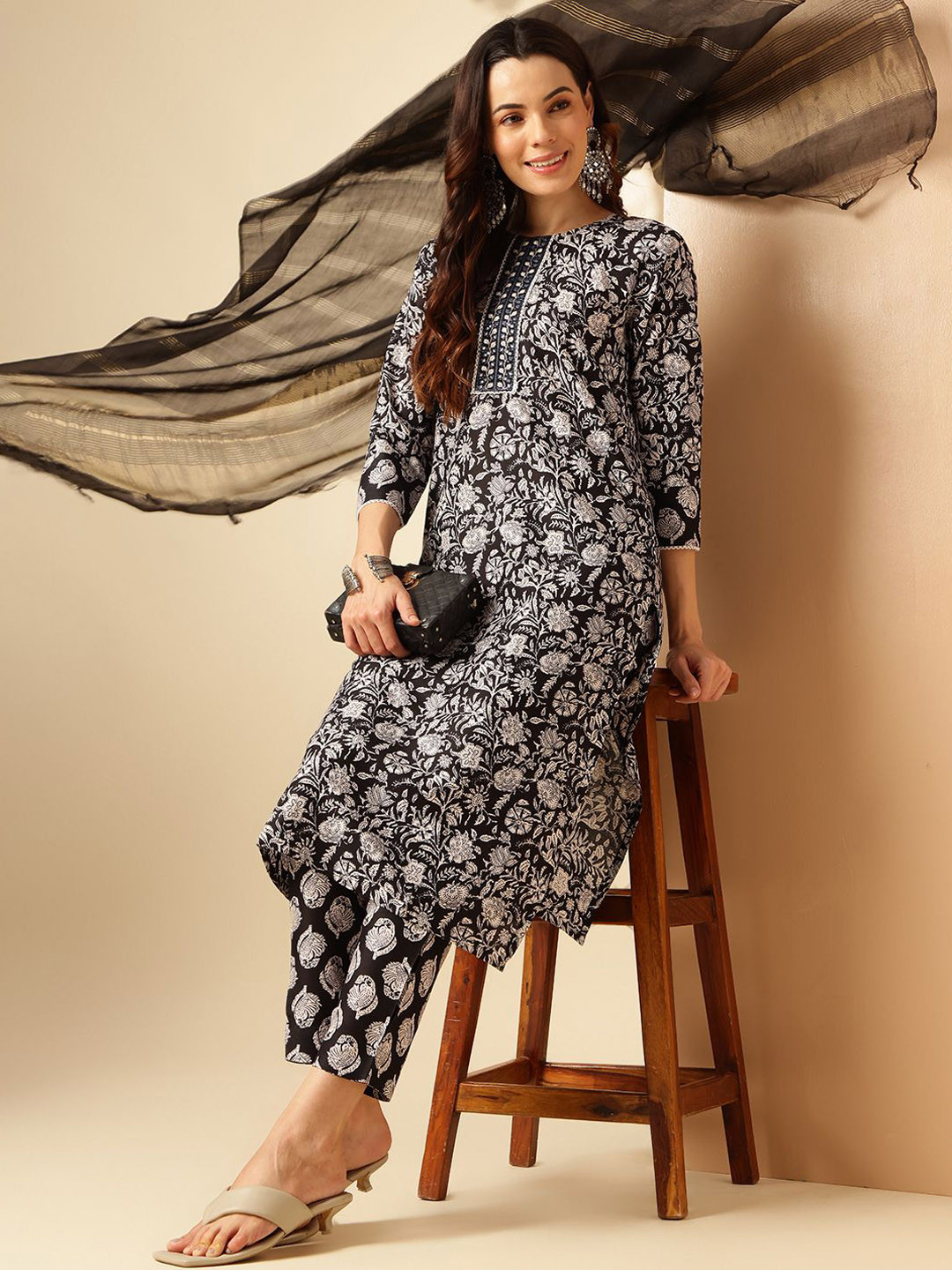 

Anouk Floral Printed Round Neck Thread Work Kurta with Trousers & Dupatta, Black