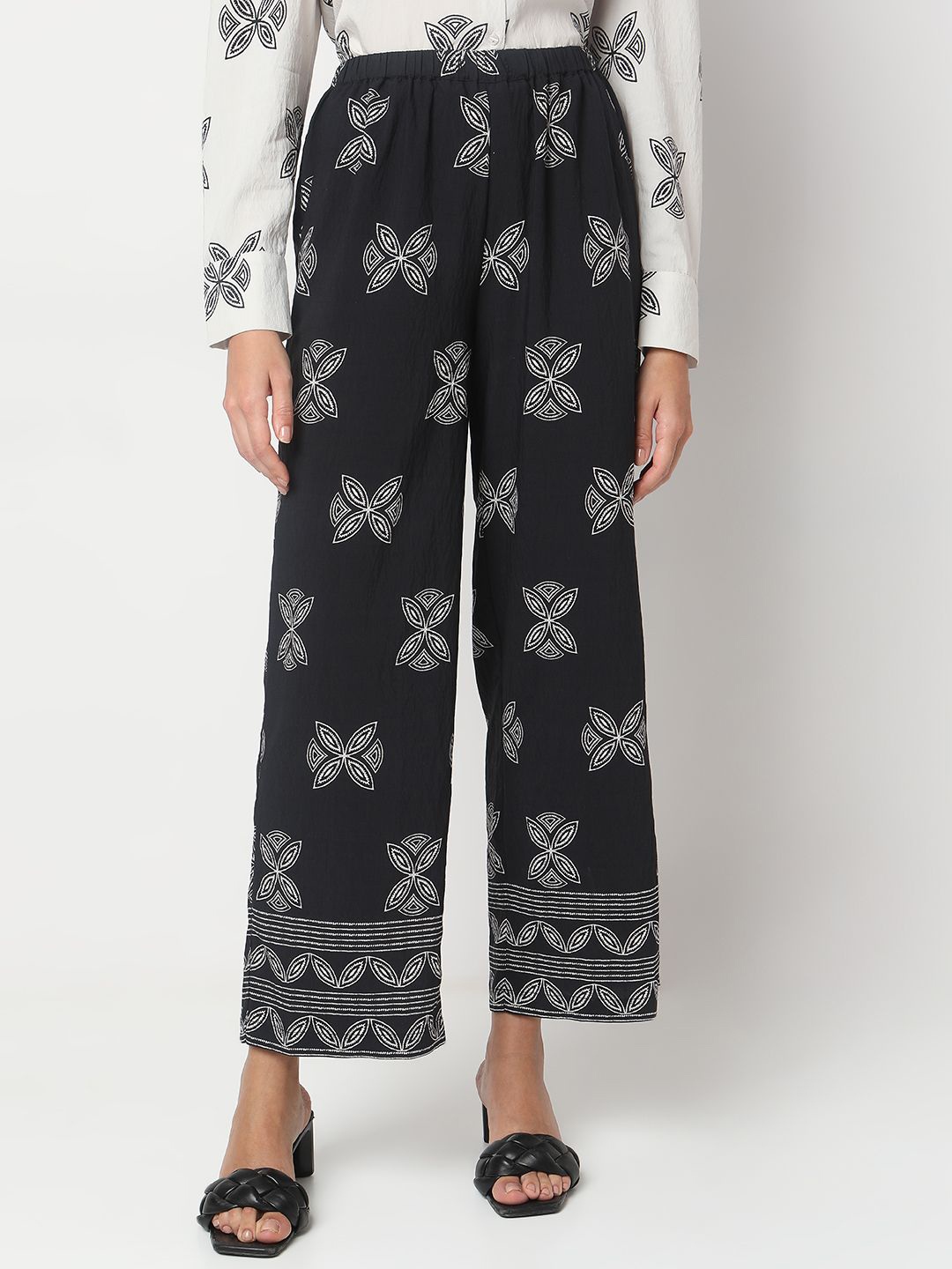 

Vero Moda Women Ethnic Motifs Printed Straight Fit Culottes Trousers, Black