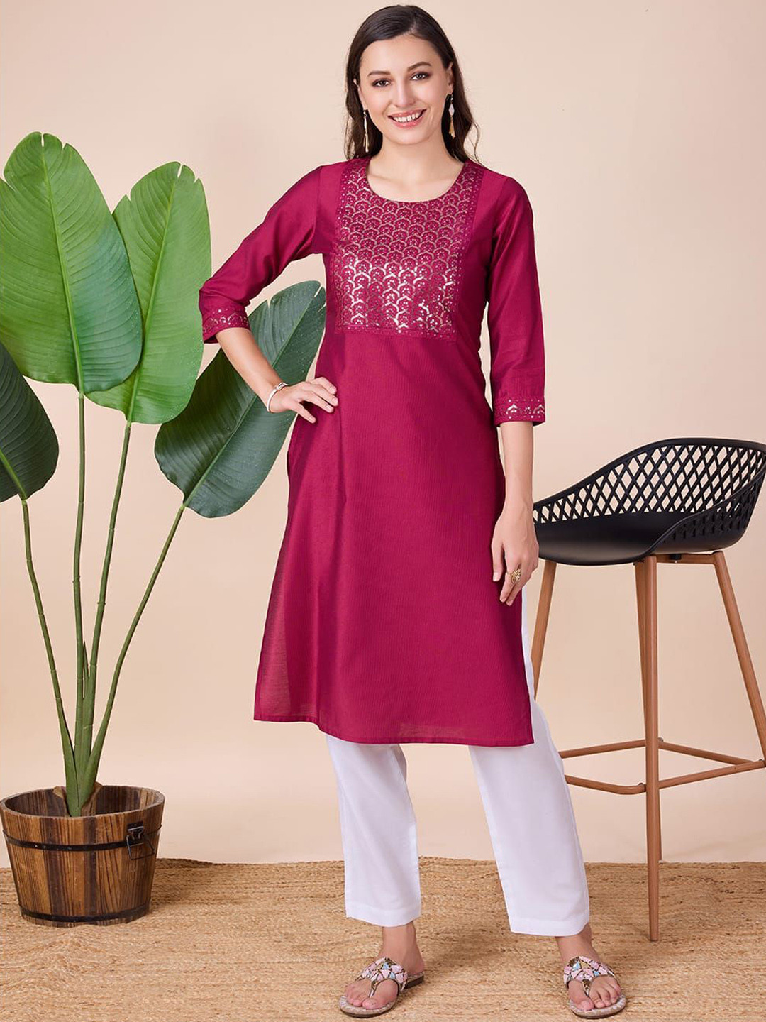 

Suha Floral Yoke Design Round Neck Sequinned Straight Kurta, Maroon