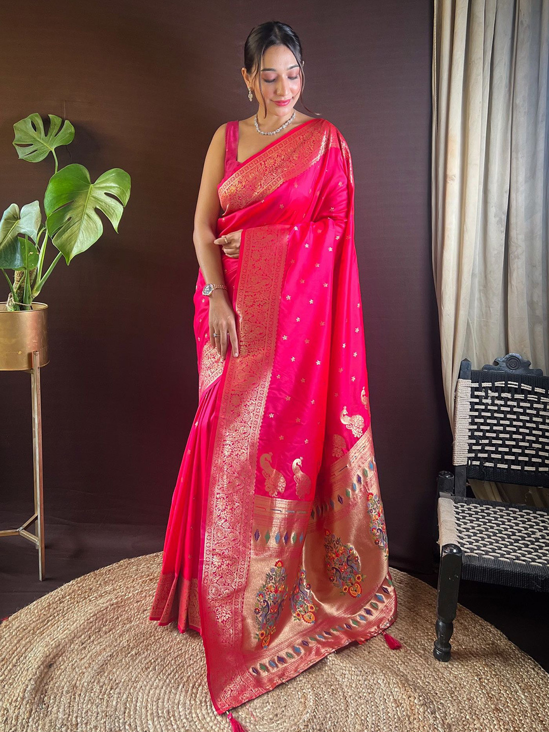 

Divyadham Textiles Women Ethnic Motifs Pure Silk Paithani Saree, Pink