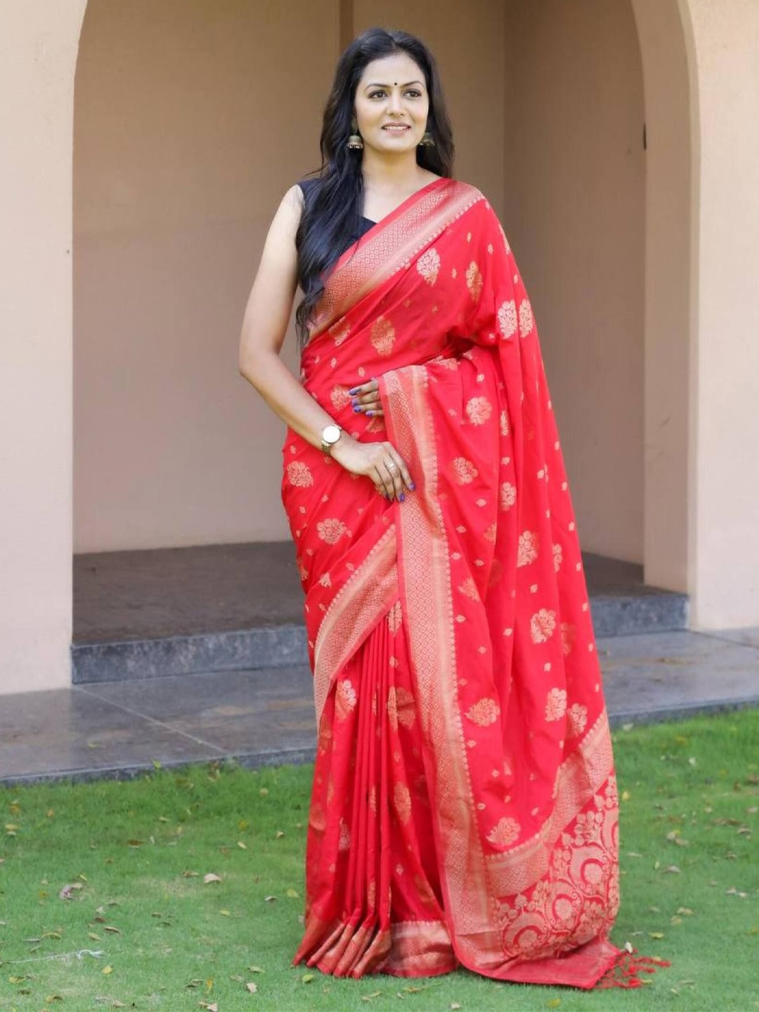 

Sanwariya Silk Ethnic Motifs Woven Design Zari Kanjeevaram Saree, Red