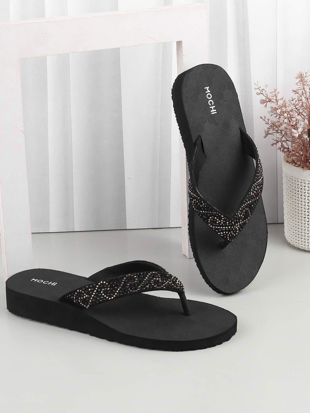 

Mochi Women Open Toe Flats, Black