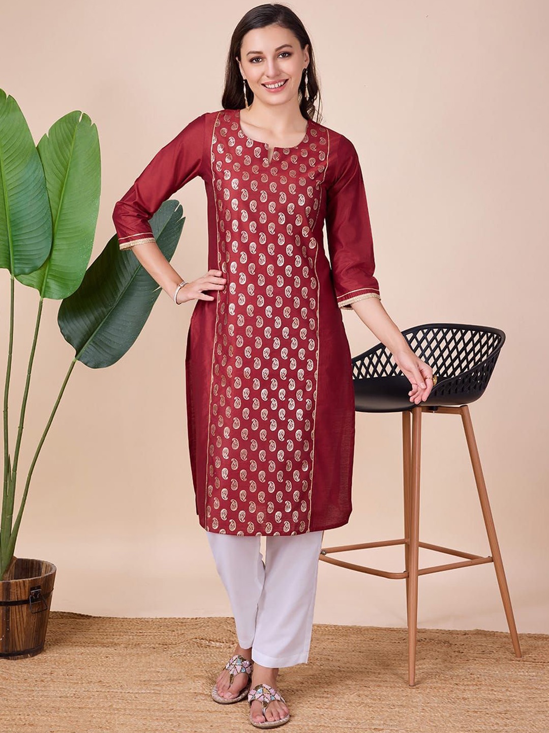 

Suha Paisley Printed Round Neck Straight Kurta, Red