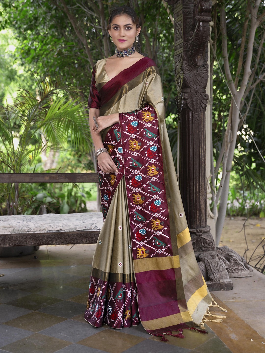 

KAVINDI Ethnic Motifs Embroidered Silk Cotton Saree, Beige