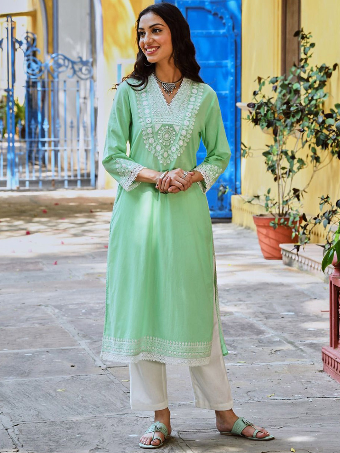 

SAVI Ethnic Motifs Embroidered Thread Work Cotton Kurta, Green