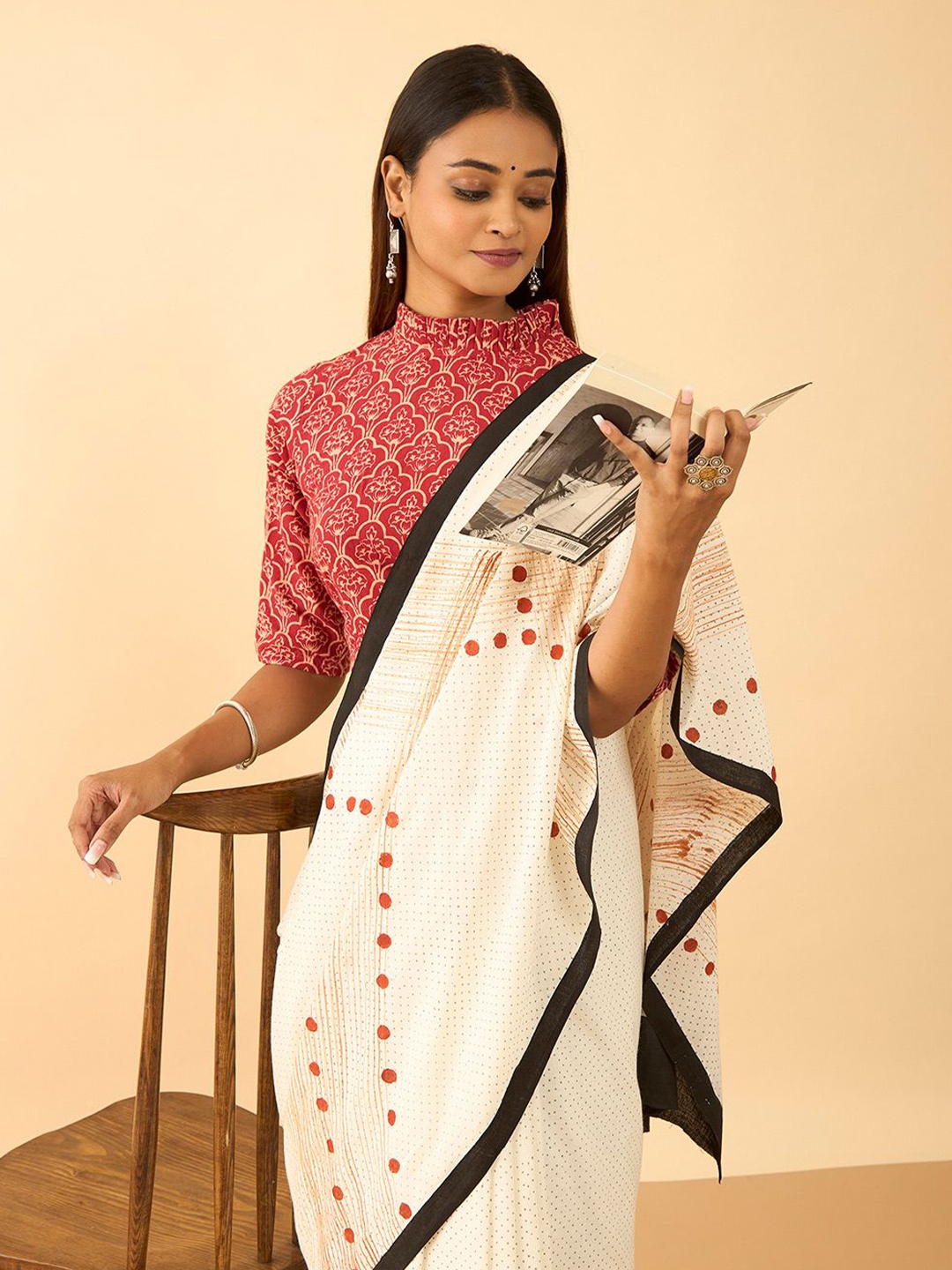 

Taneira Women Polka Dot Printed Saree, Off white