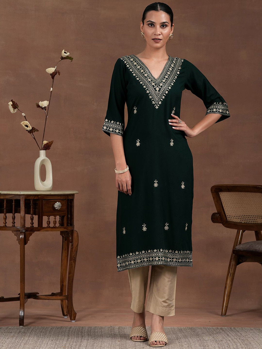 

Libas Floral Zari Embroidered V Neck Straight Kurta, Green