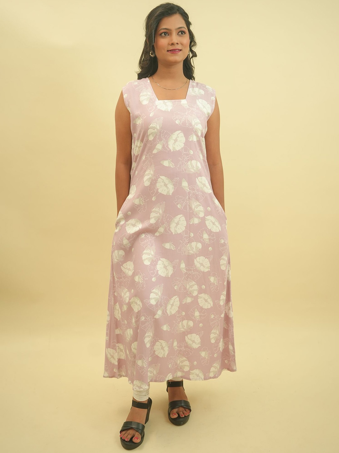 

GO BOUJEE Floral Printed Square Neck Regular Cotton Straight Kurta, Lavender