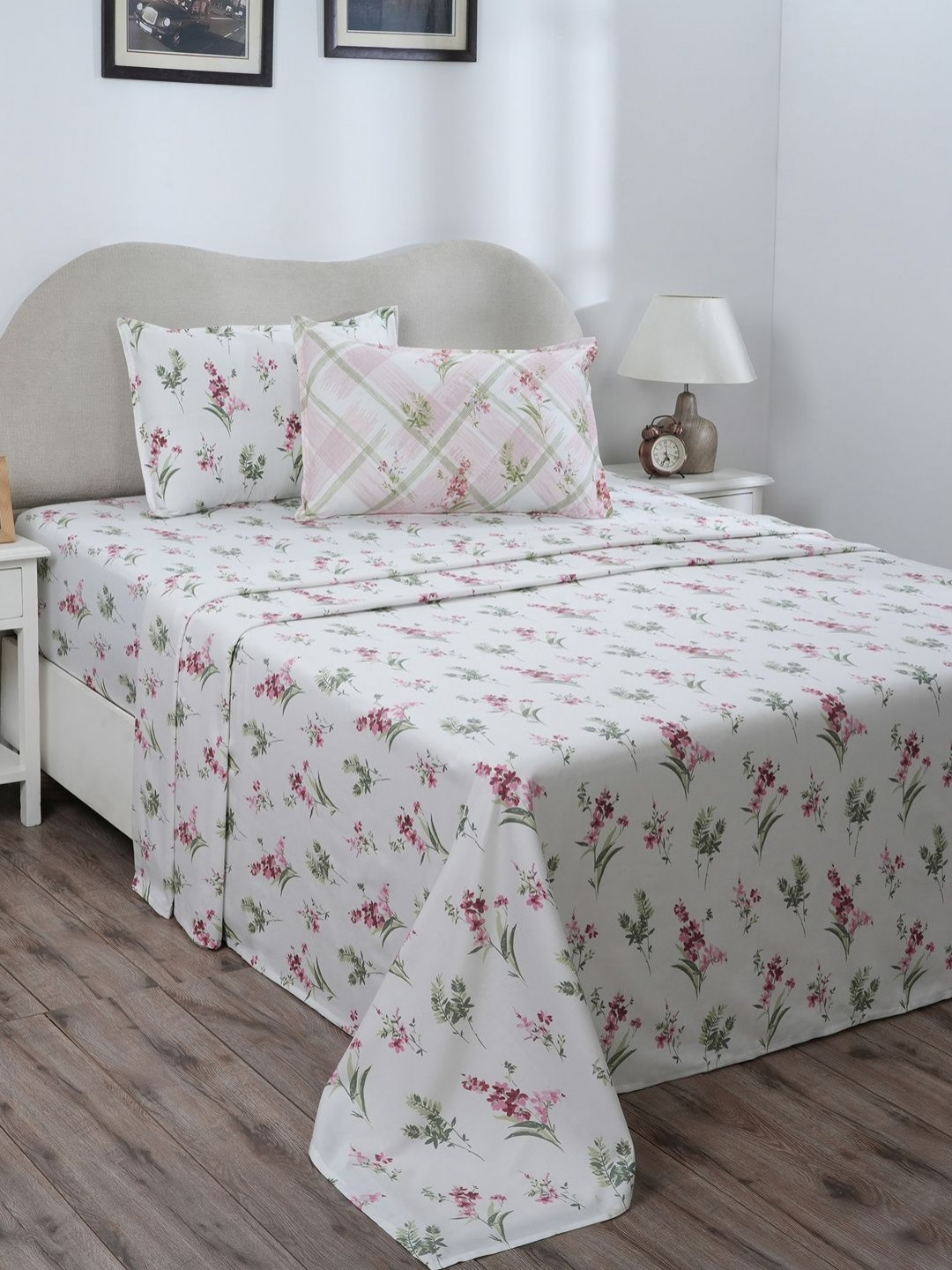 

MASPAR Eclectic Garden Red Floral Printed 300TC Pure Cotton Double King Bedsheet Set