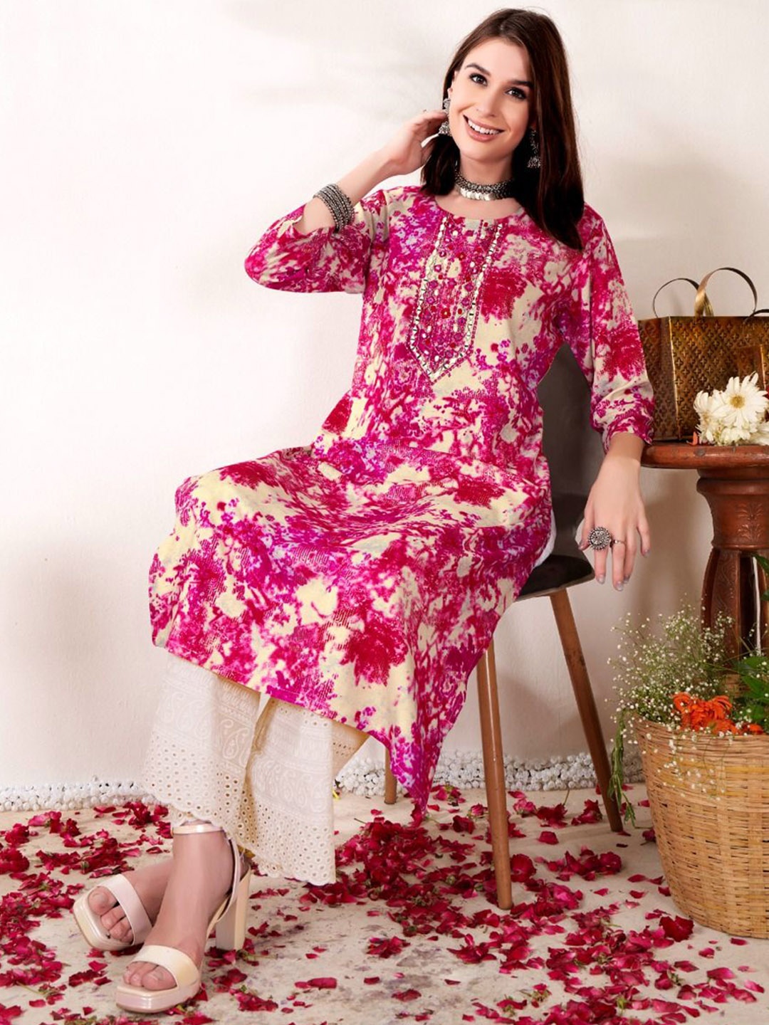 

Anouk Pink & White Round Neck Dyed Straight Kurta