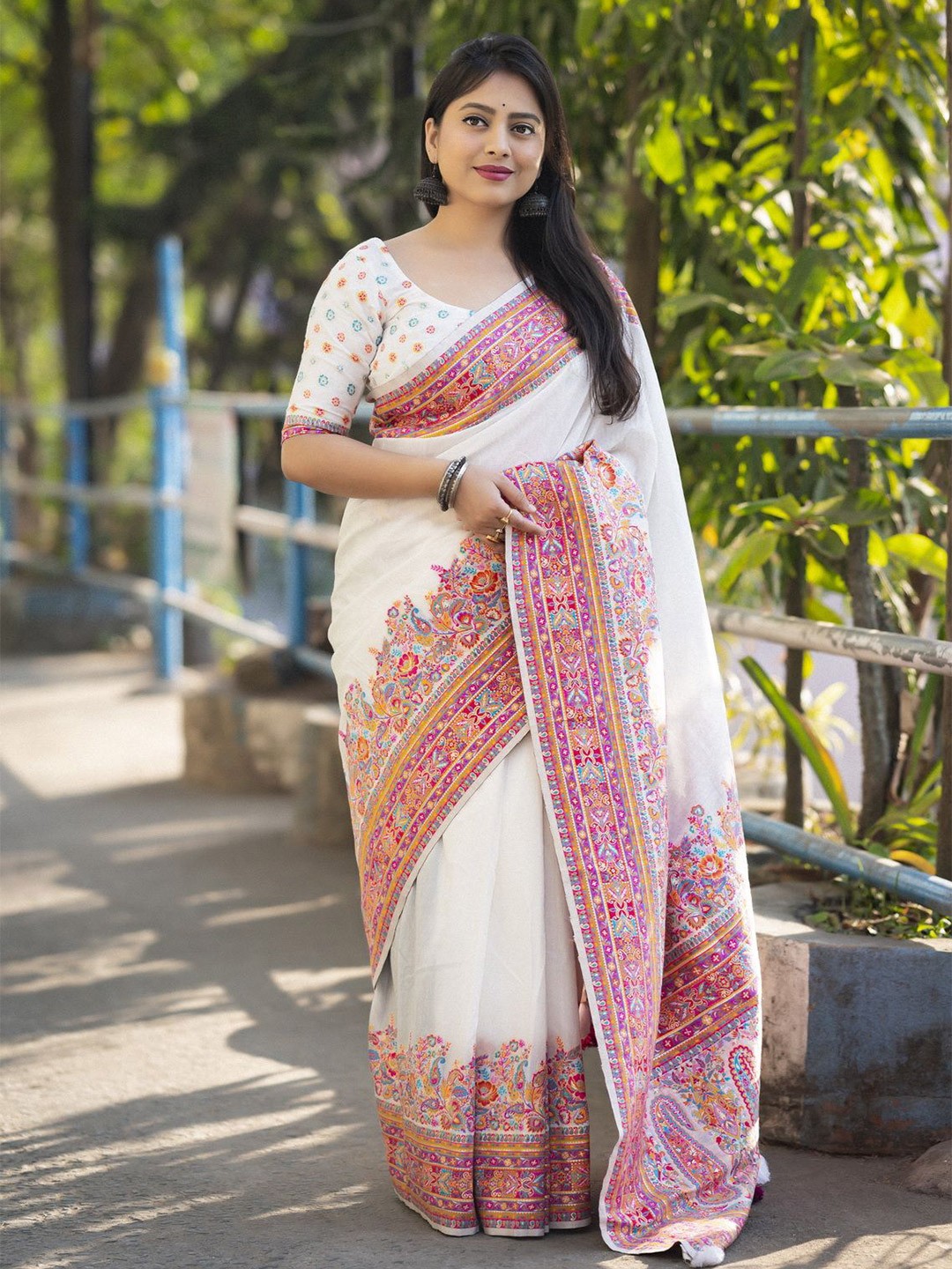 

Divyadham Textiles Banarasi Solid Saree, White
