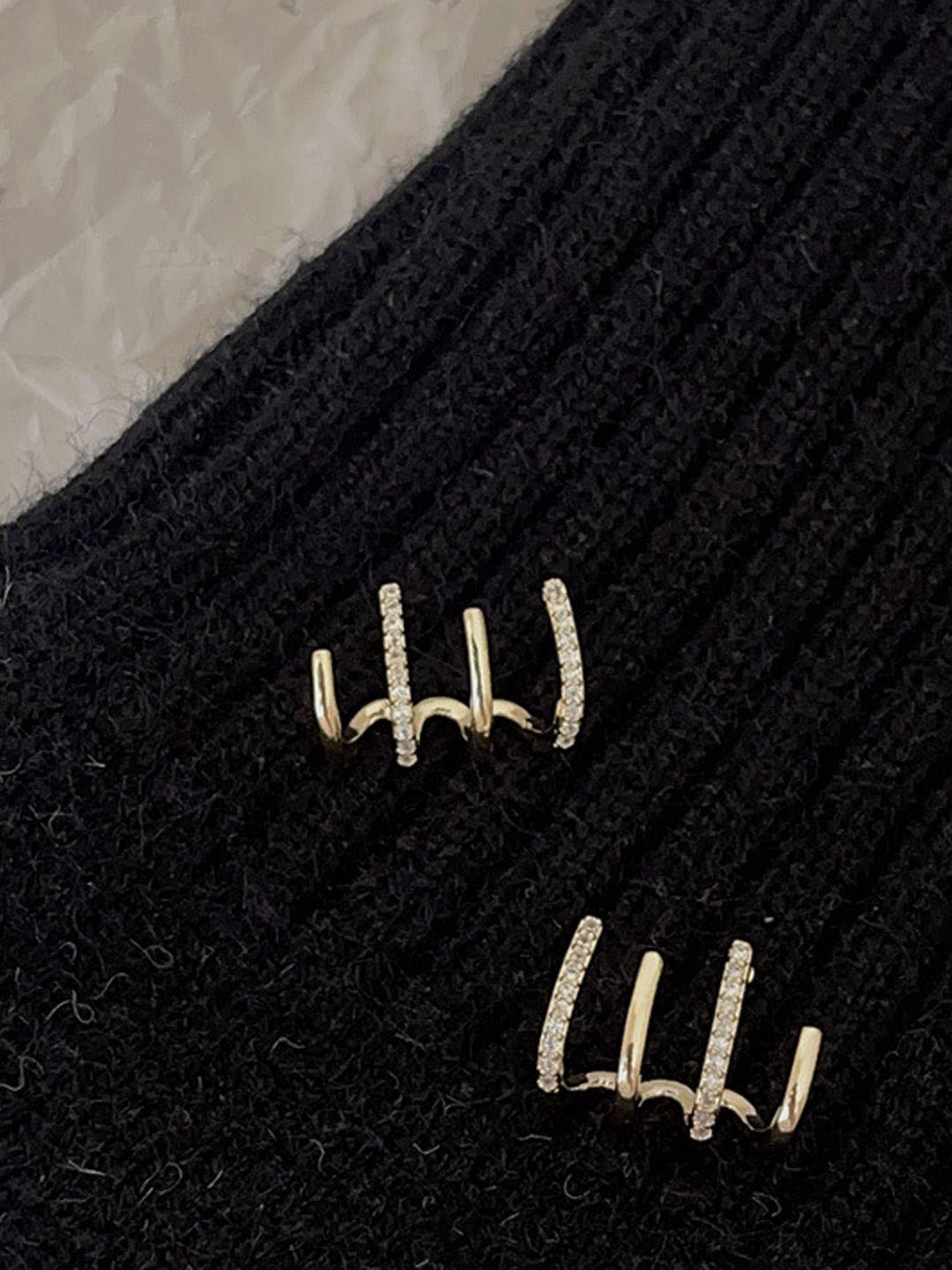 

FIMBUL Gold-Plated Stone Studded Claw-Shaped Antique Studs