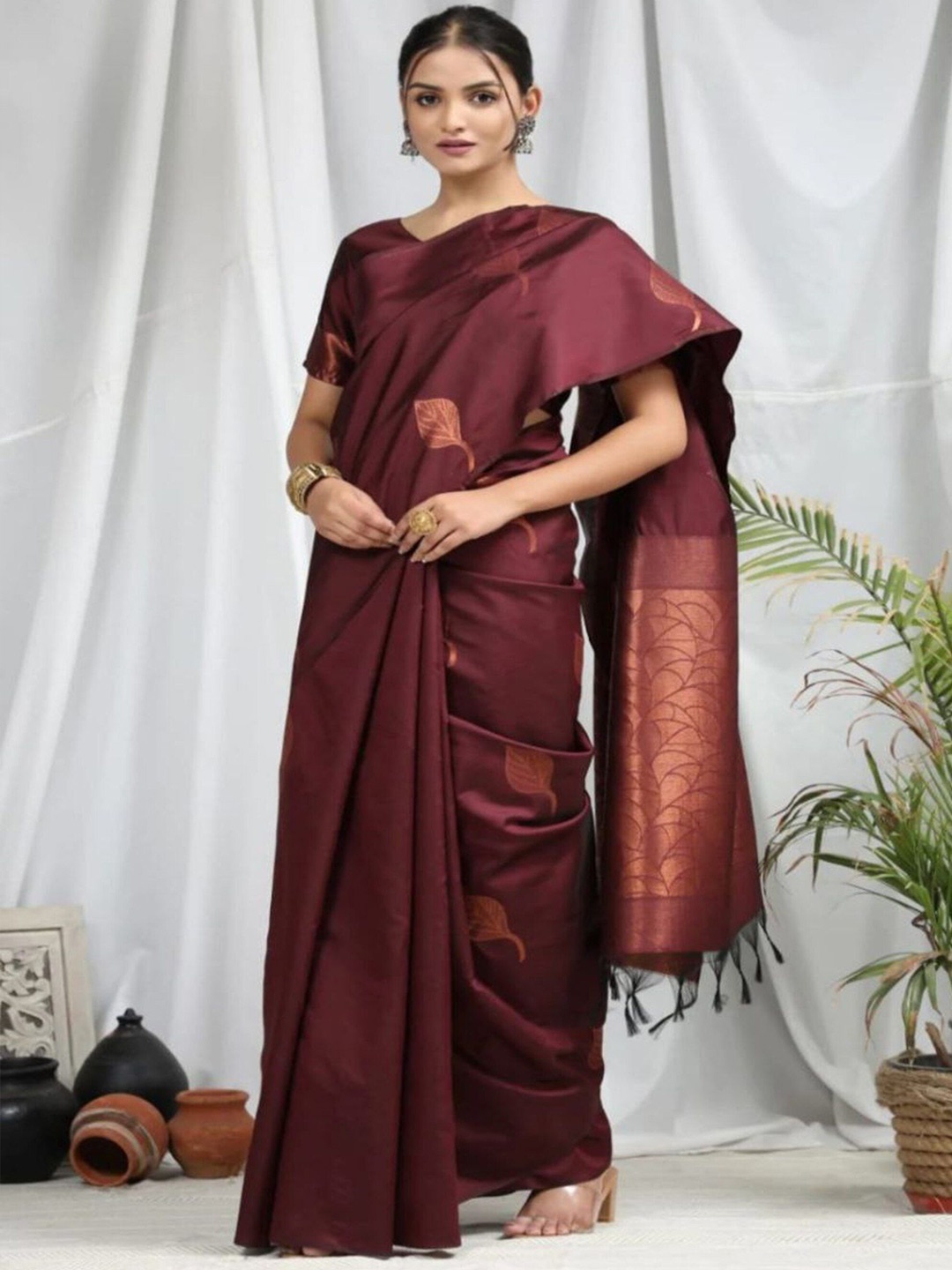 

Sanwariya Silk Women Floral Printed Kanjeevaram Saree, Maroon