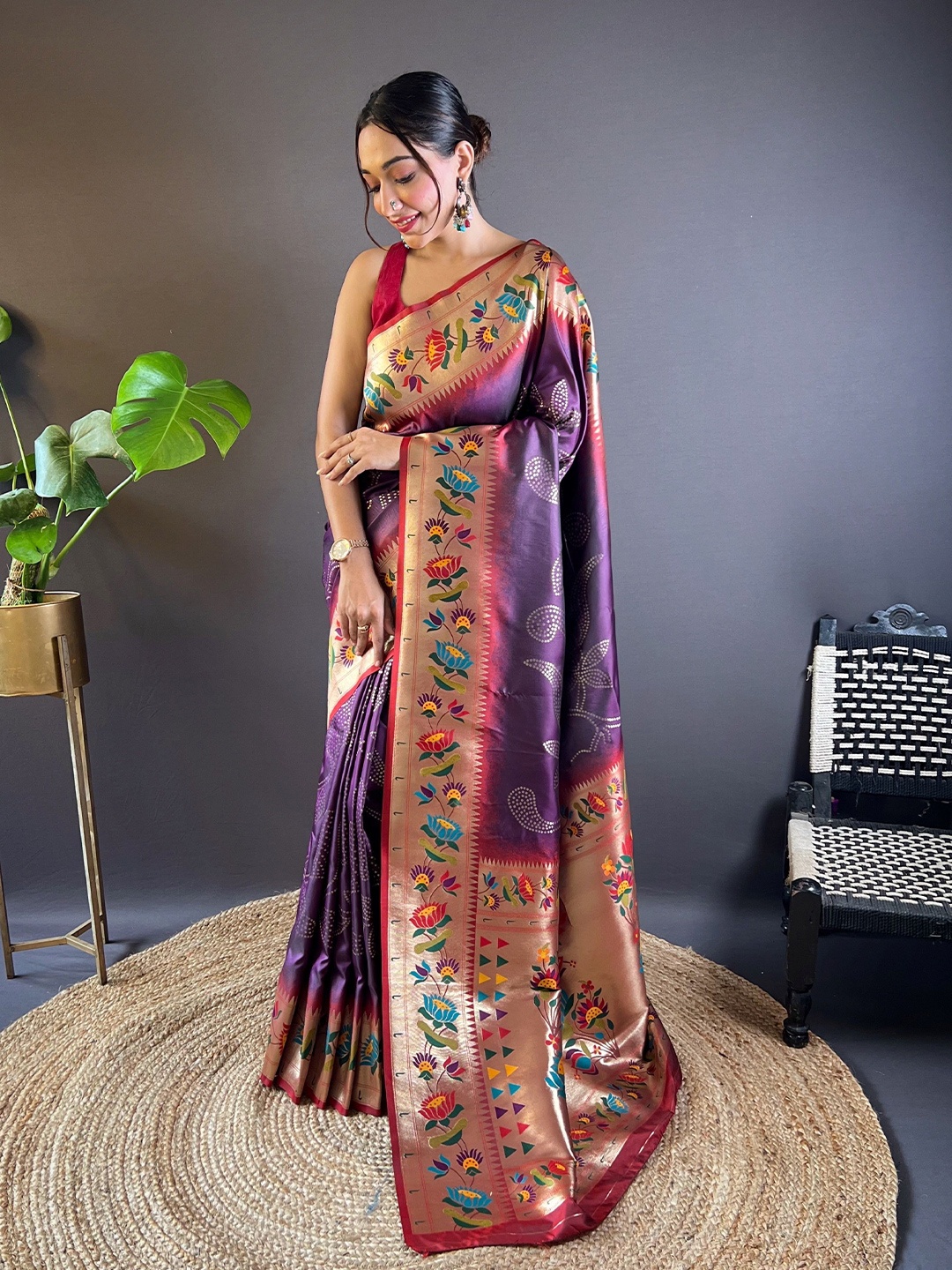 

HEER FASHION Ethnic Motifs Zari Silk Blend Paithani Saree, Magenta