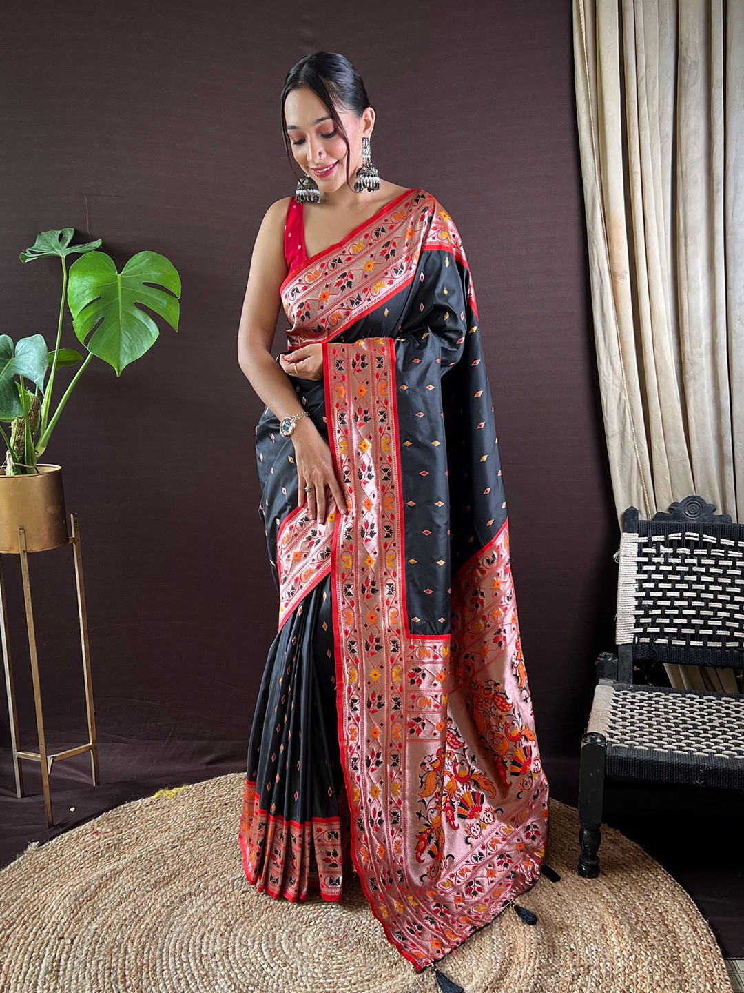 

Divyadham Textiles Women Ethnic Motifs Pure Silk Paithani Saree, Black