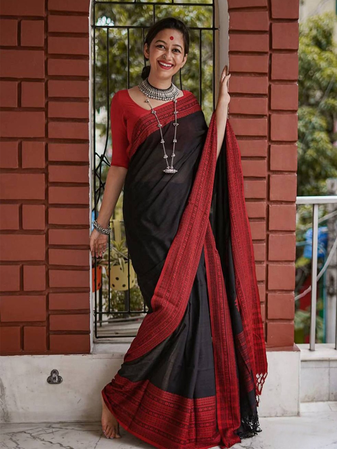 

SANJANA SILK Kanjeevaram Saree, Black