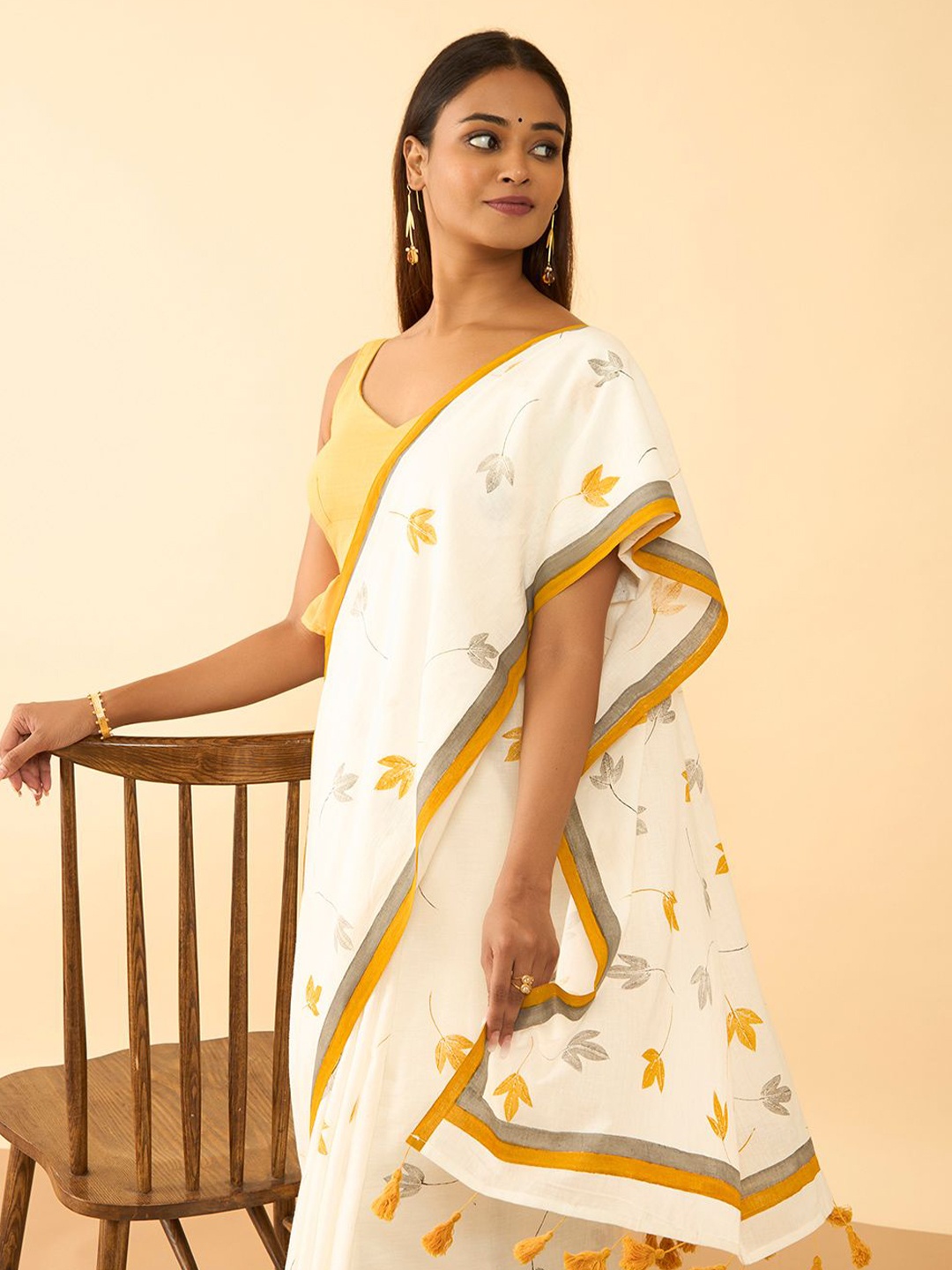 

Taneira Floral Printed Saree, Off white