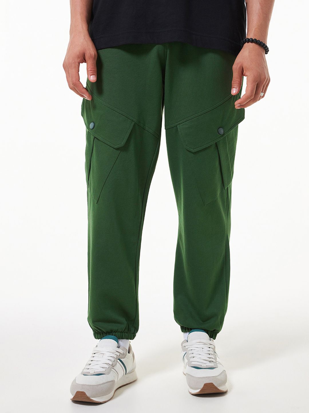 

Bewakoof AIR 1.0 Men Relaxed-Fit Mid Rise Cargo Joggers, Green