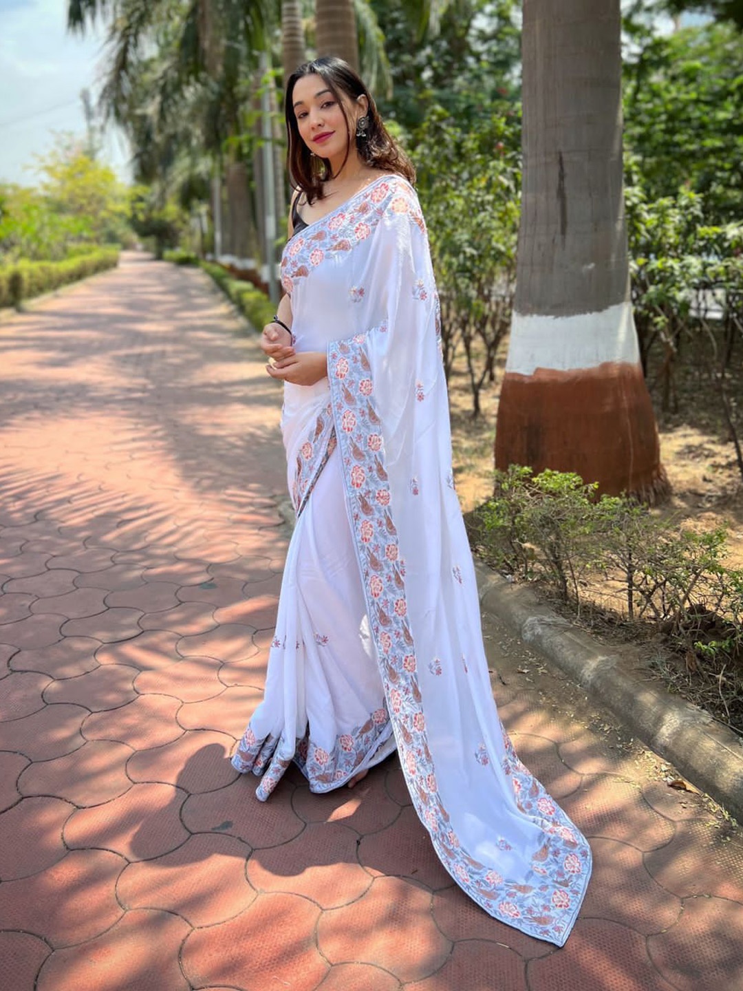 

elora Ethnic Motif Embroidered Saree, White