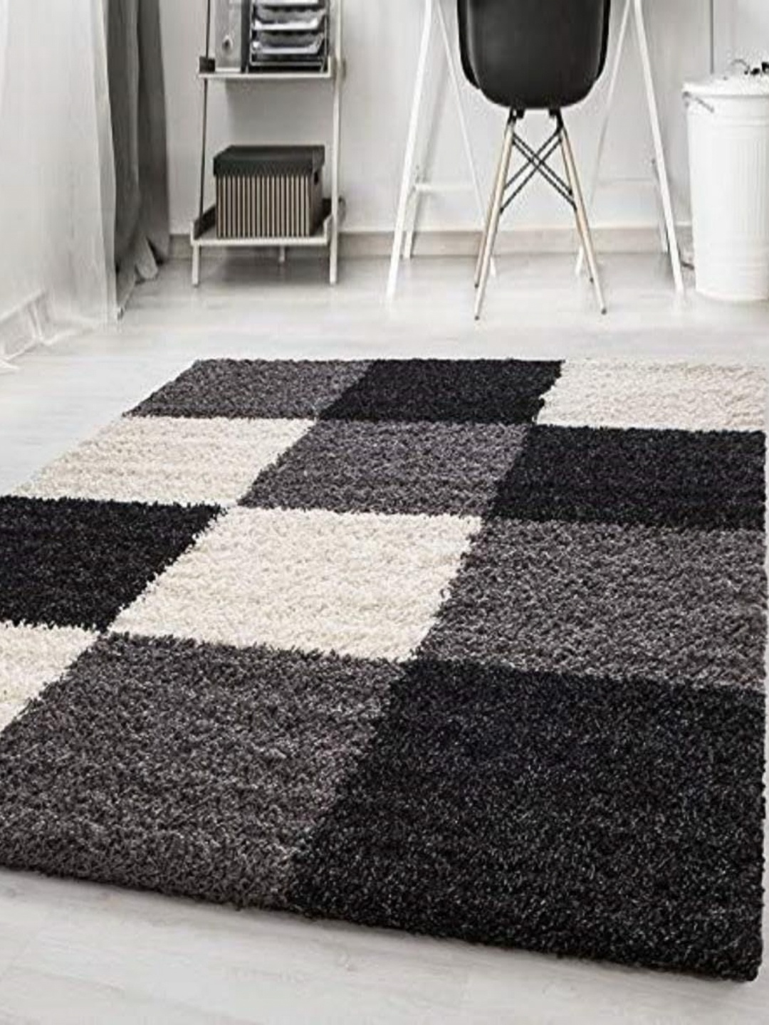 

Banchmark Home Furnishings Black & White Geometric Rectangle Carpet