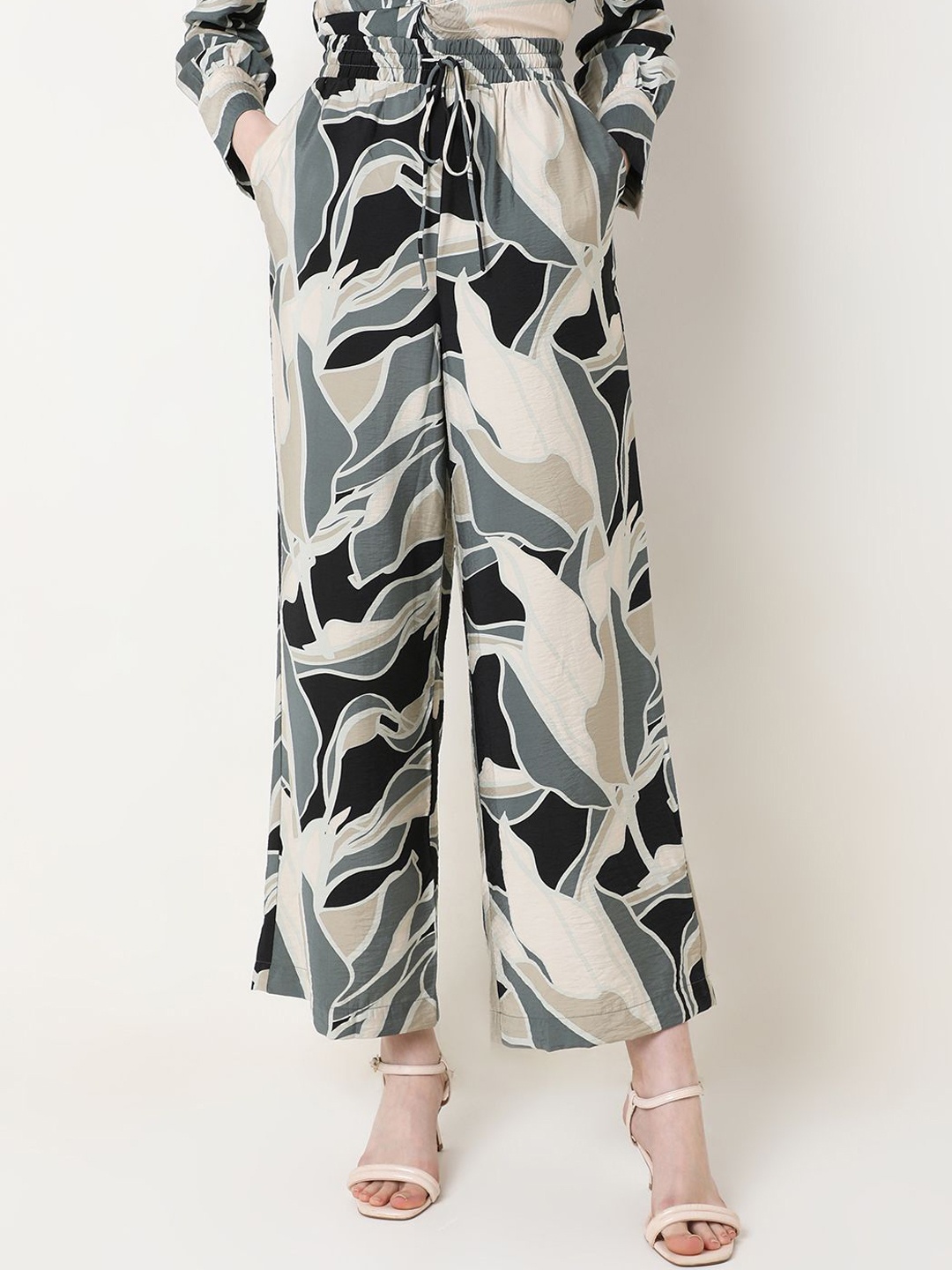 

Vero Moda Women Printed Straight Fit High-Rise Culottes Trousers, Black