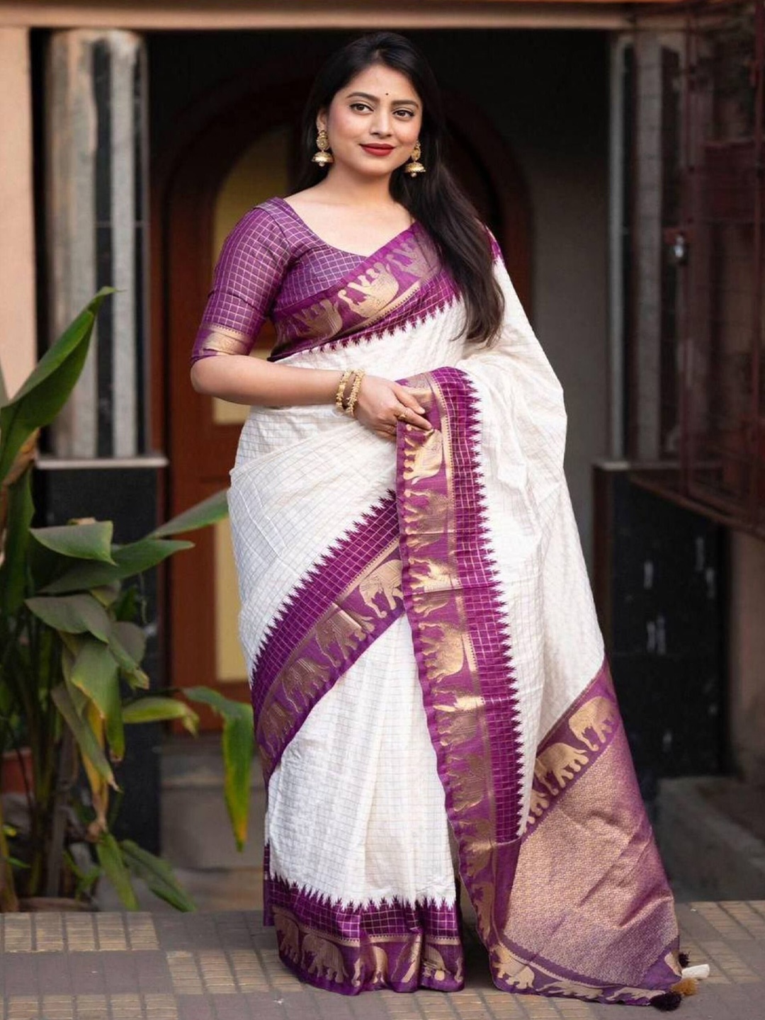 

Sanwariya Silk Woven Design Zari Kanjeevaram Saree, White