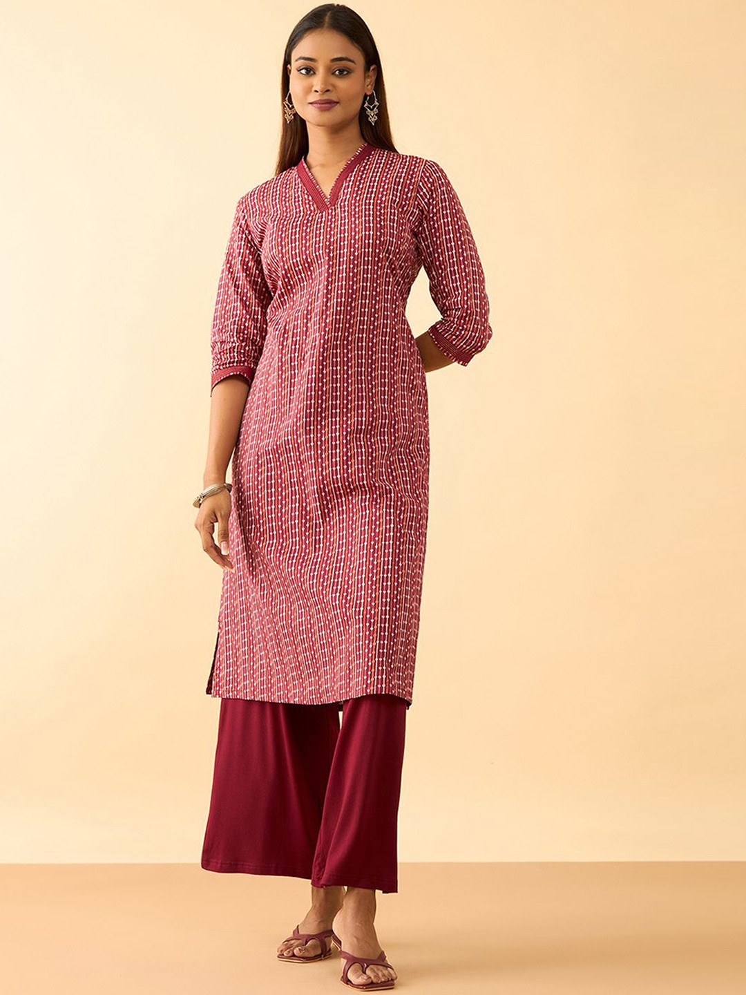 

Taneira Geometric Printed V-Neck Pure Cotton Straight Kurta, Red