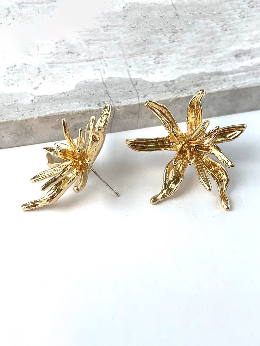 

KRENOZ Gold Plated Stainless Steel Floral Studs