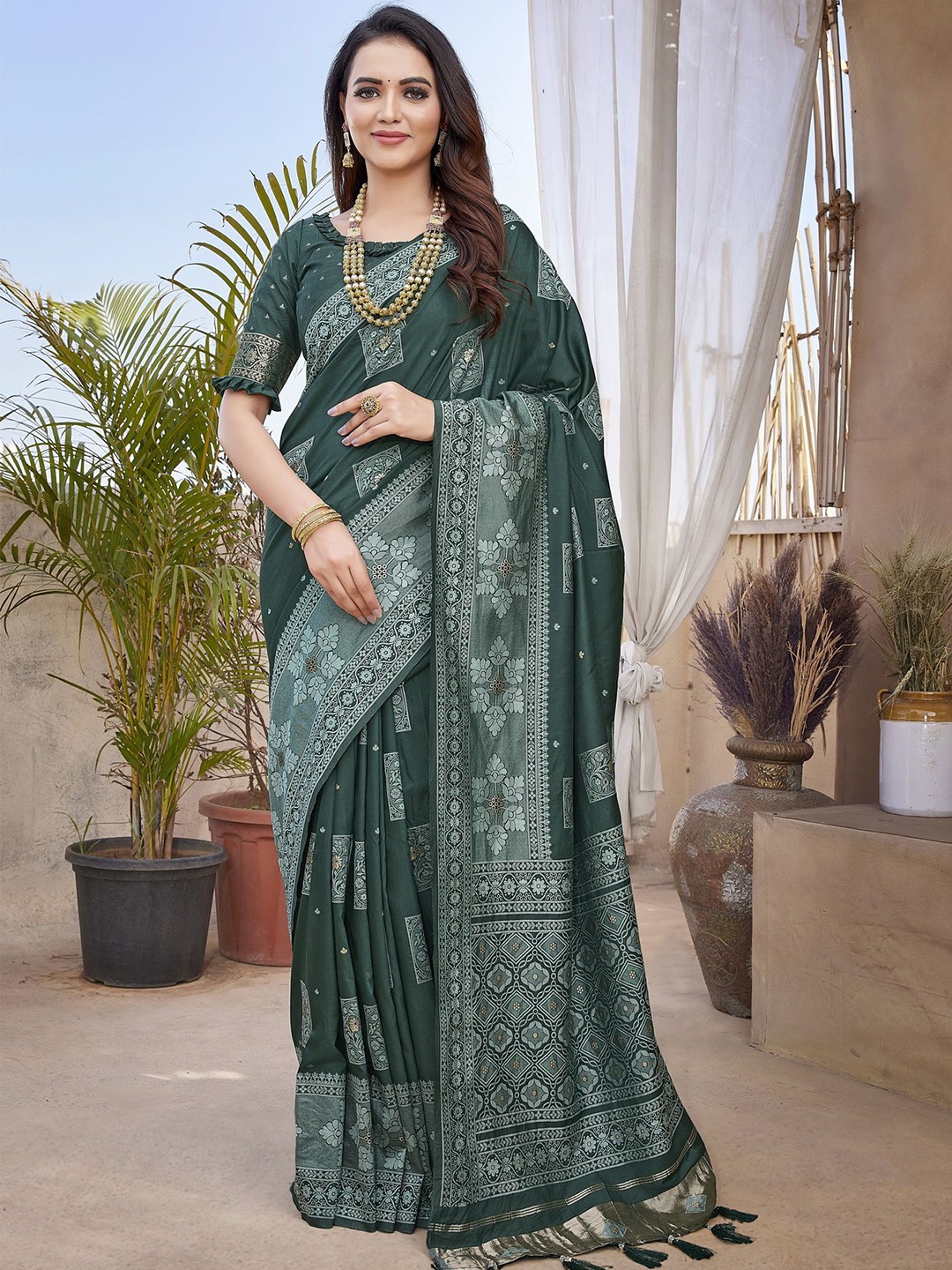

Divyadham Textiles Woven Design Zari Pure Silk Paithani Saree, Green