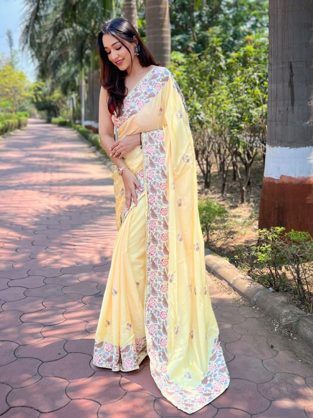 

elora Floral Printed Embroidered Saree, Yellow