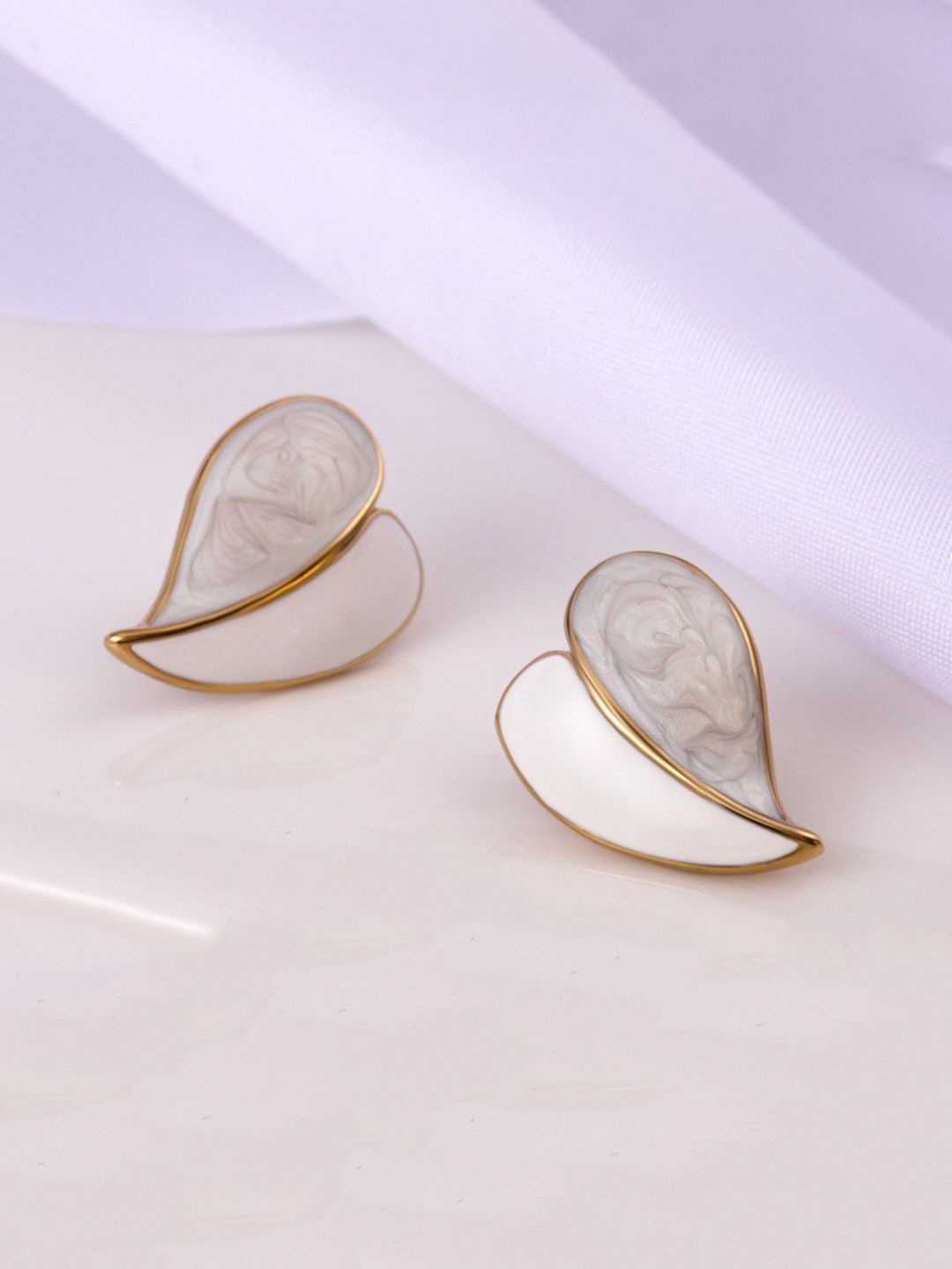 

VAGHBHATT Gold-Plated Heart Shaped Studs Earrings, White