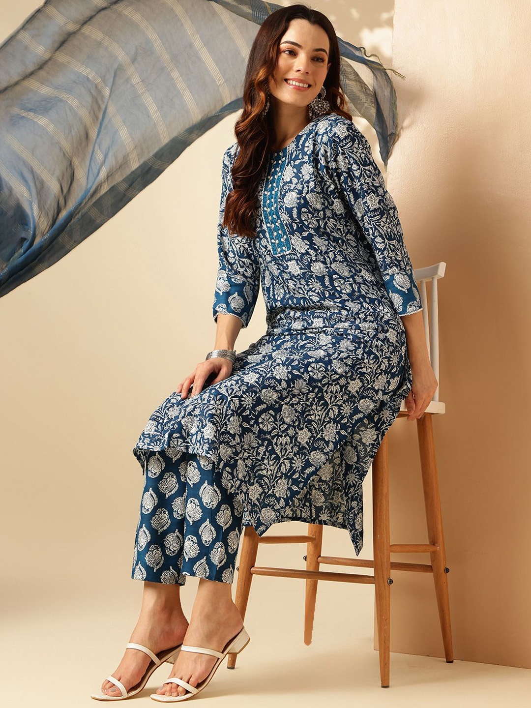 

Anouk Floral Printed Round Neck Thread Work Kurta with Trousers & Dupatta, Blue