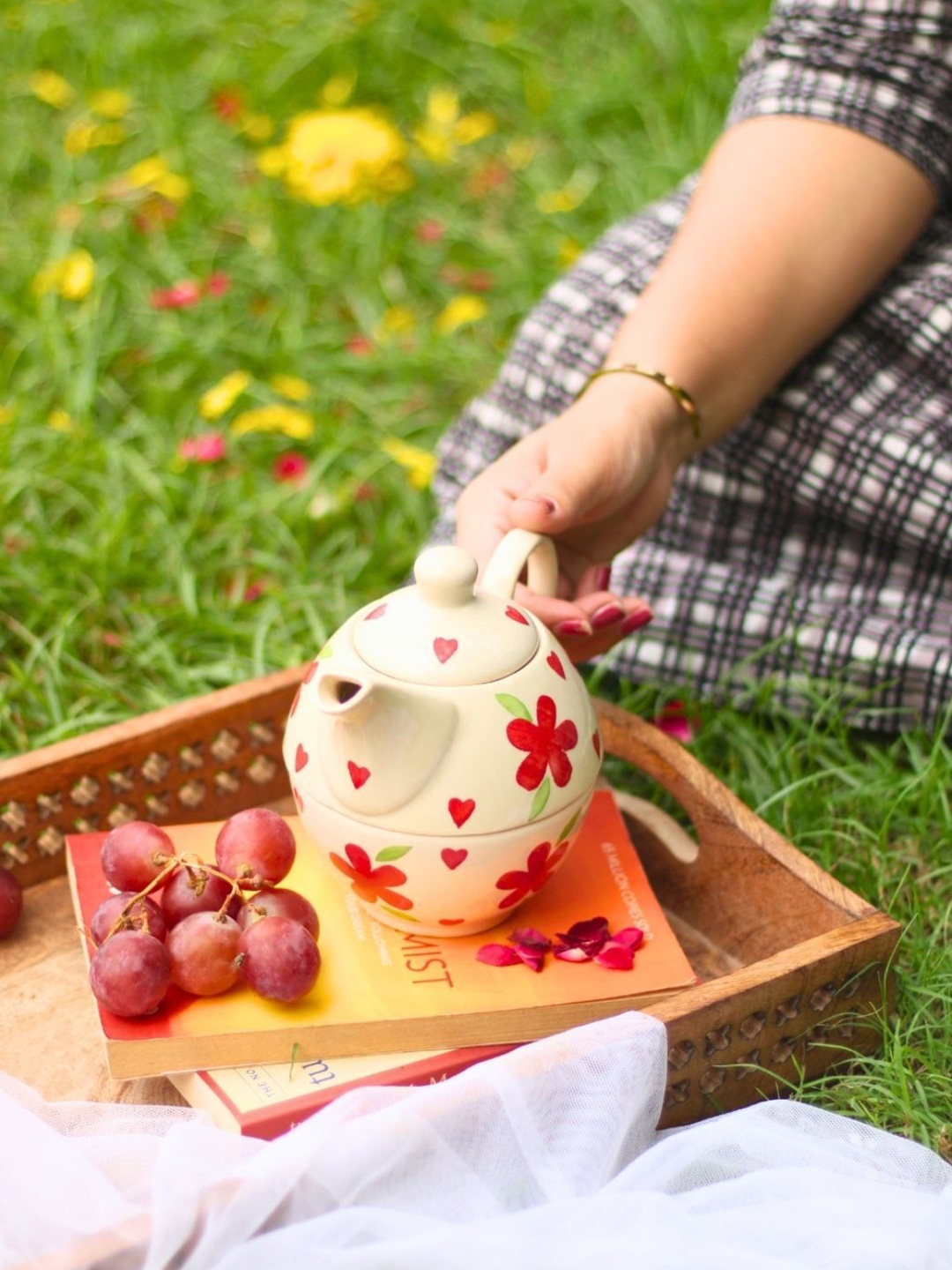 

WEAVING HOMES White & Red Printed Ceramic Kettle
