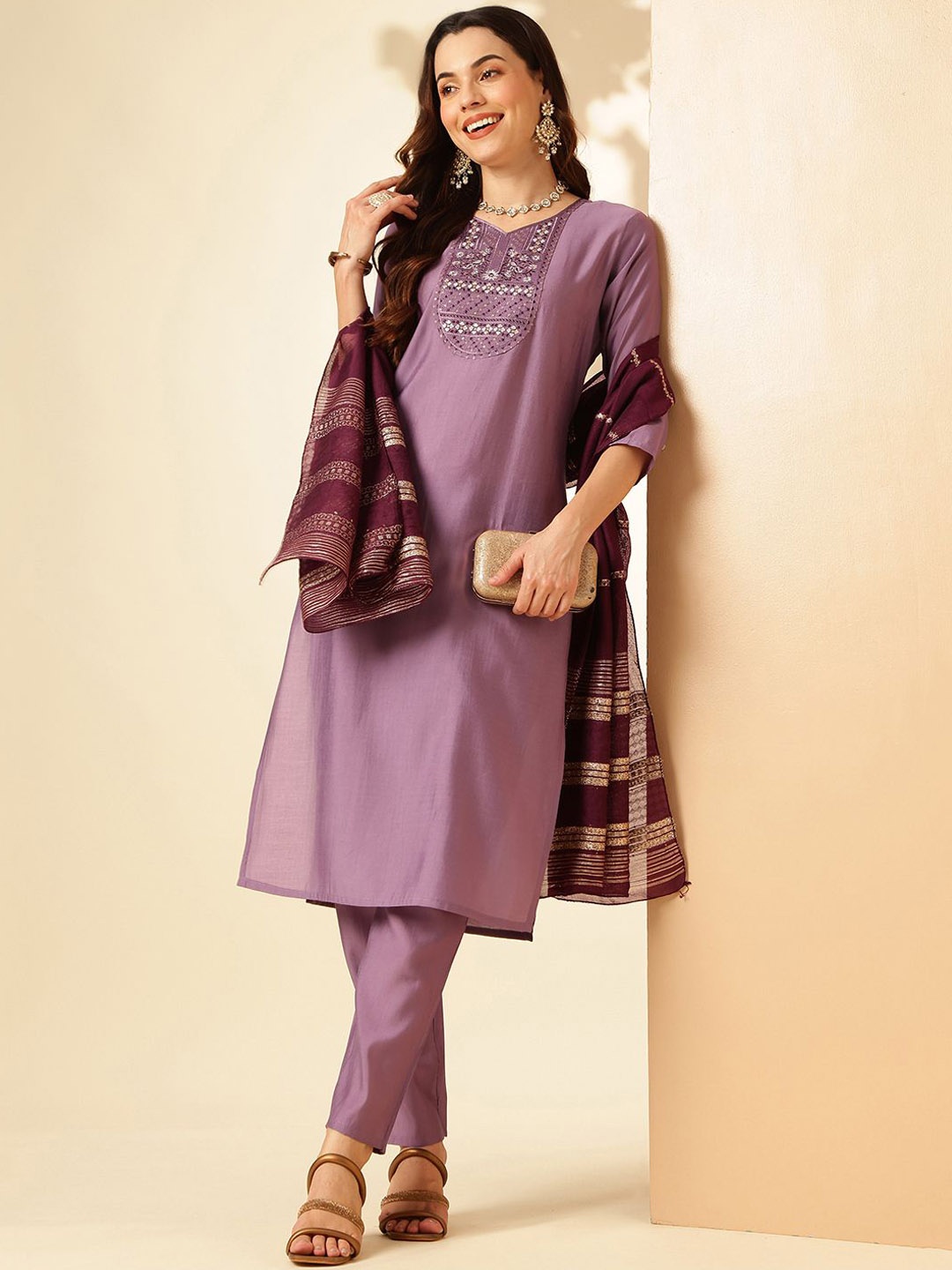 

Anouk Floral Yoke Design Regular Thread Work Straight Kurta with Trousers & Dupatta, Lavender