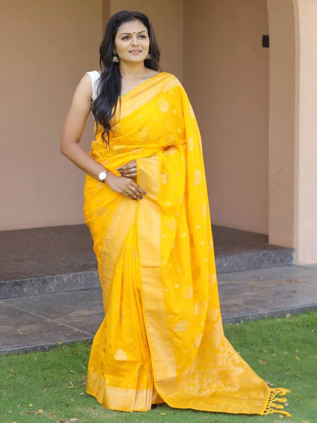 

Sanwariya Silk Ethnic Motifs Zari Kanjeevaram Saree, Yellow