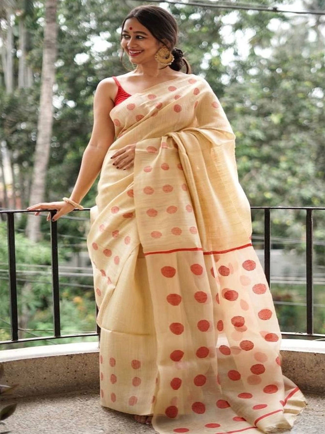

SANJANA SILK Women Polka Dot Kanjeevaram Saree, Cream