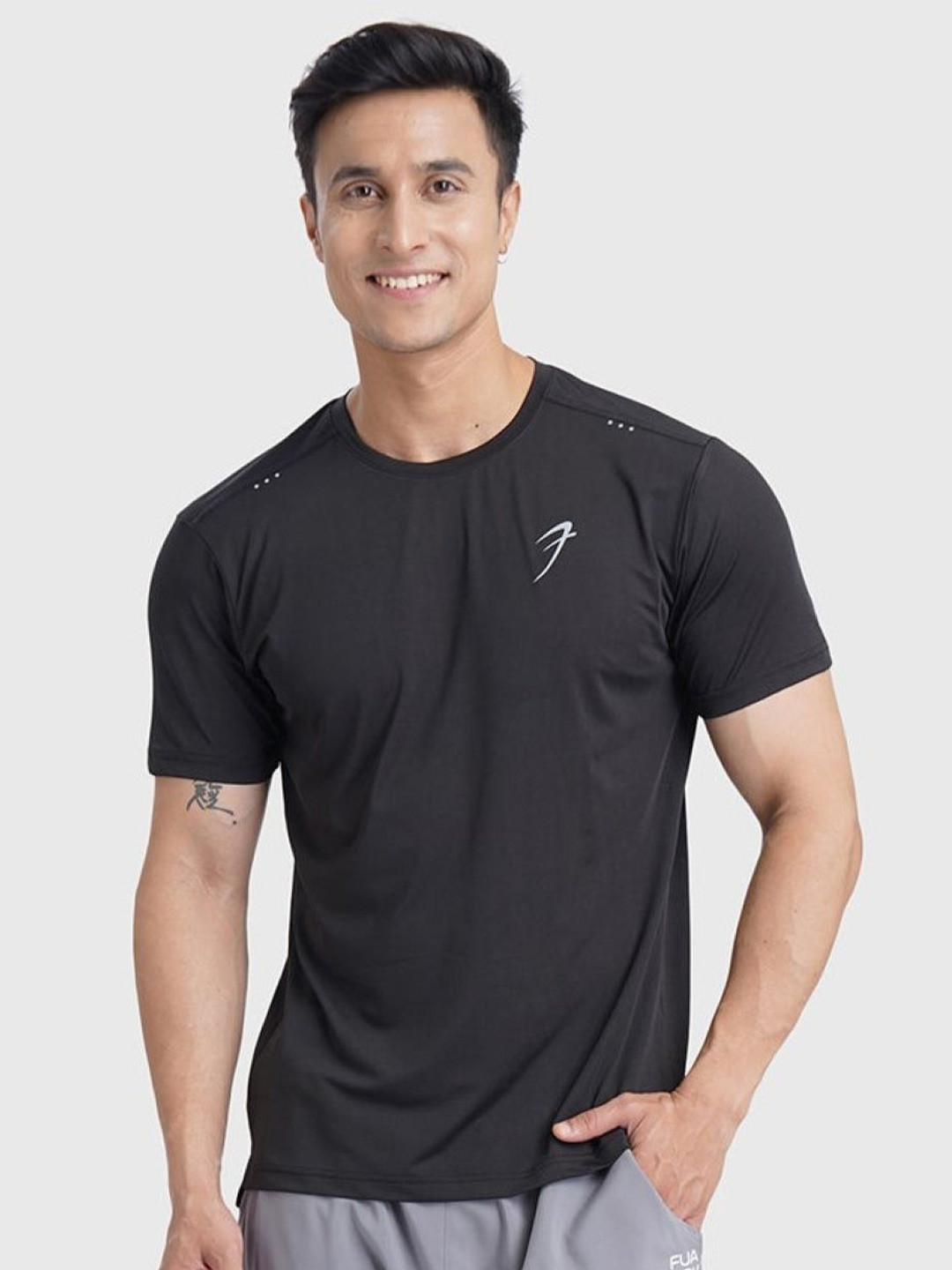

FUAARK Men Moisture Wicking Solid Round Neck T-shirt, Black