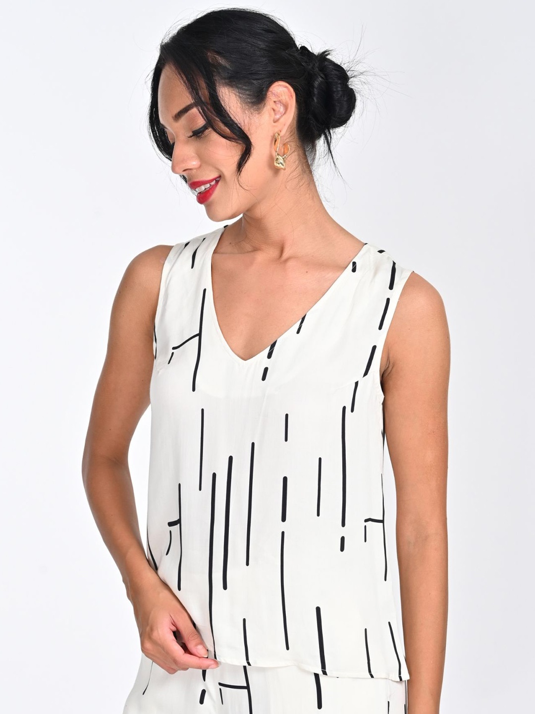 

Saltpetre Women Abstract Printed V-Neck Modal Top, White