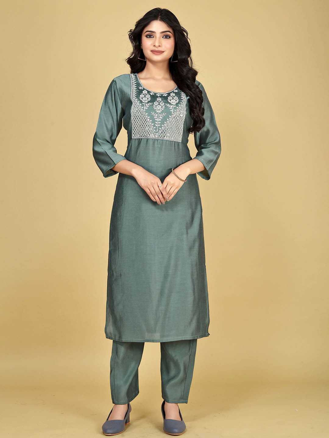 

JDS LIFESTYLE Floral Embroidered Round Neck Straight Kurta With Trousers, Grey